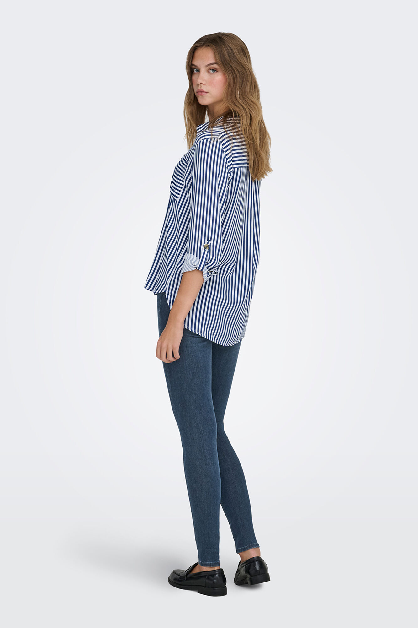 Only Camisa fluida con bolsillos frontales azulado