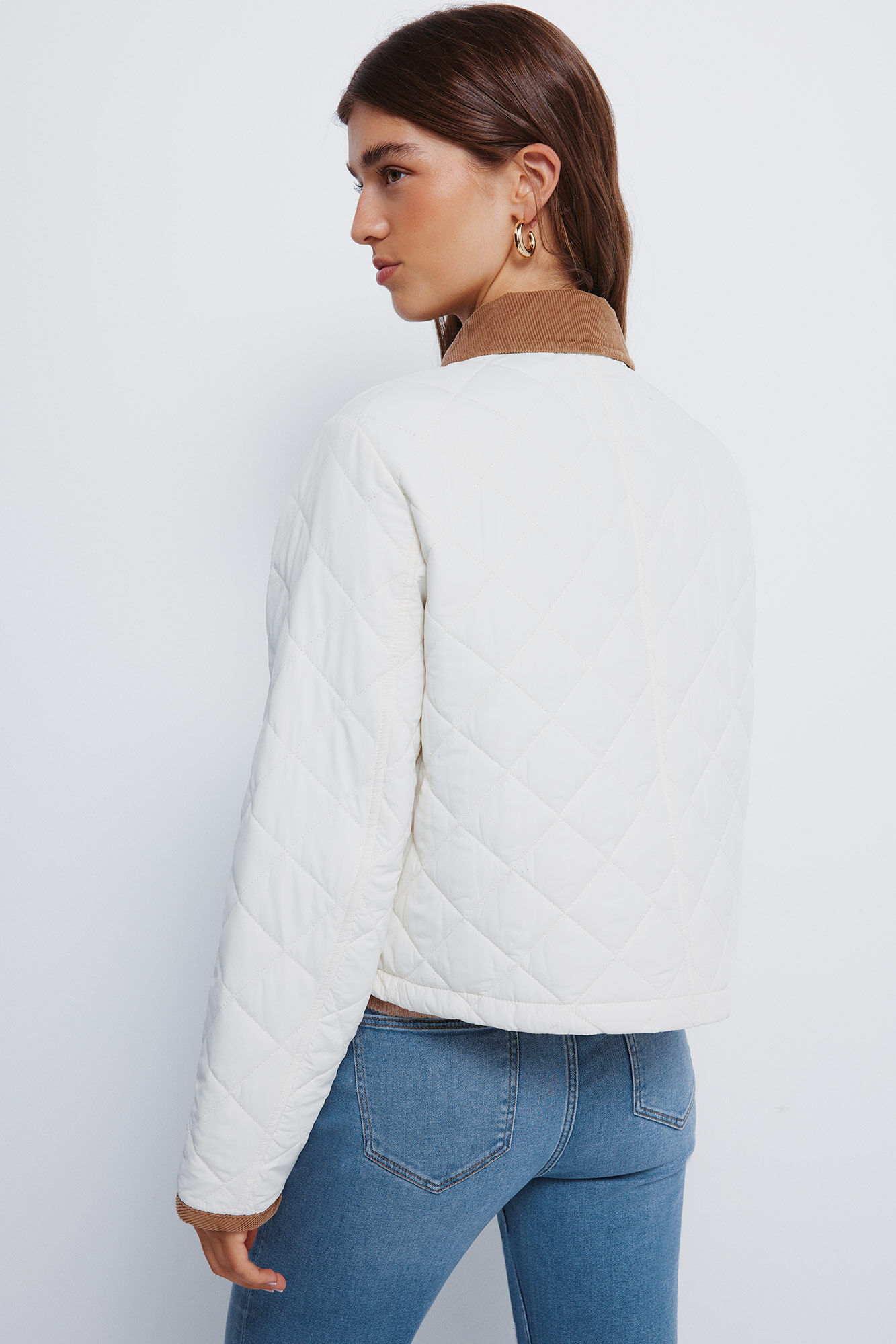 Springfield Chamarra short con relleno con cuello de pana blanco