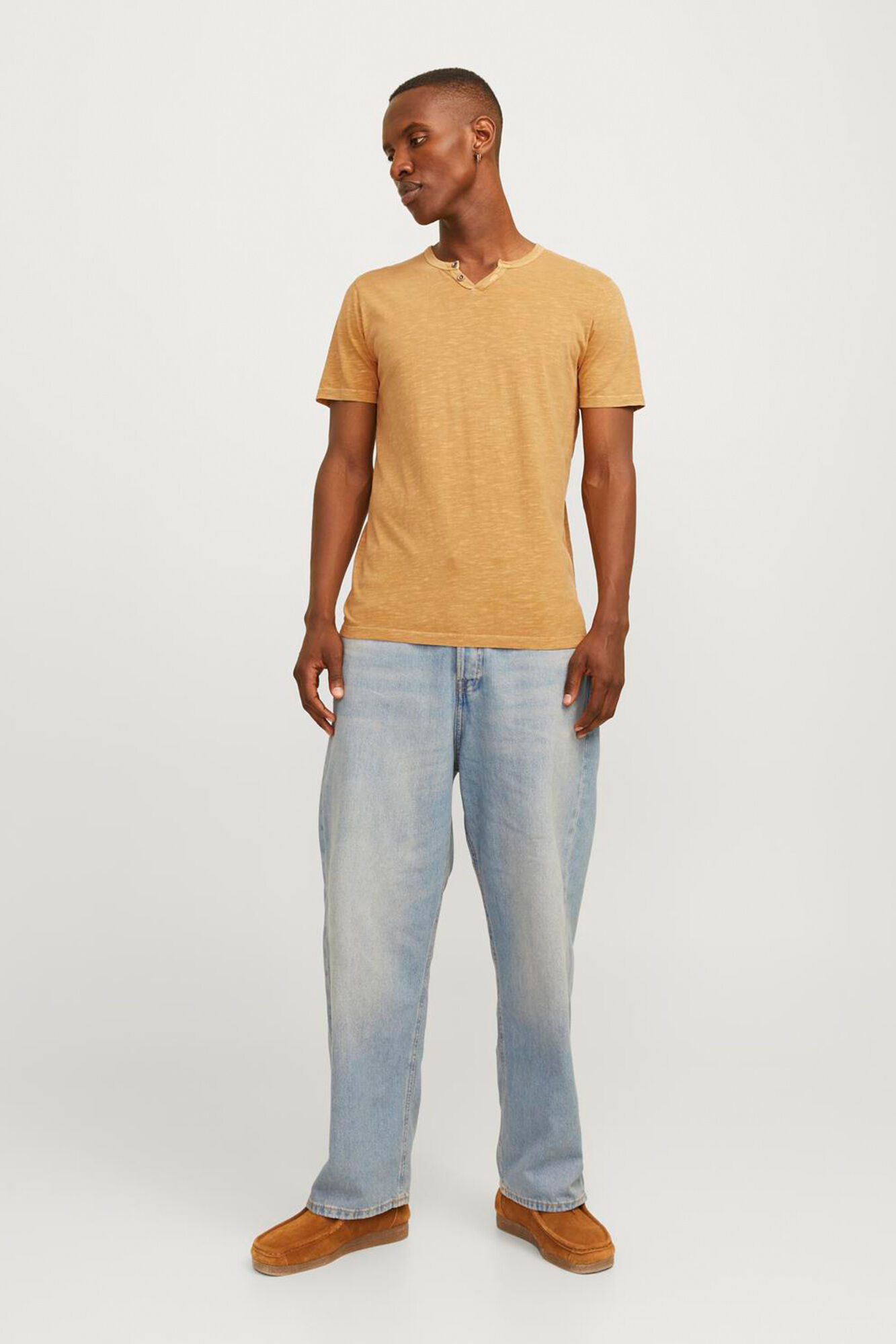 Jack & Jones Playera est&aacute;ndar fit botones amarillo