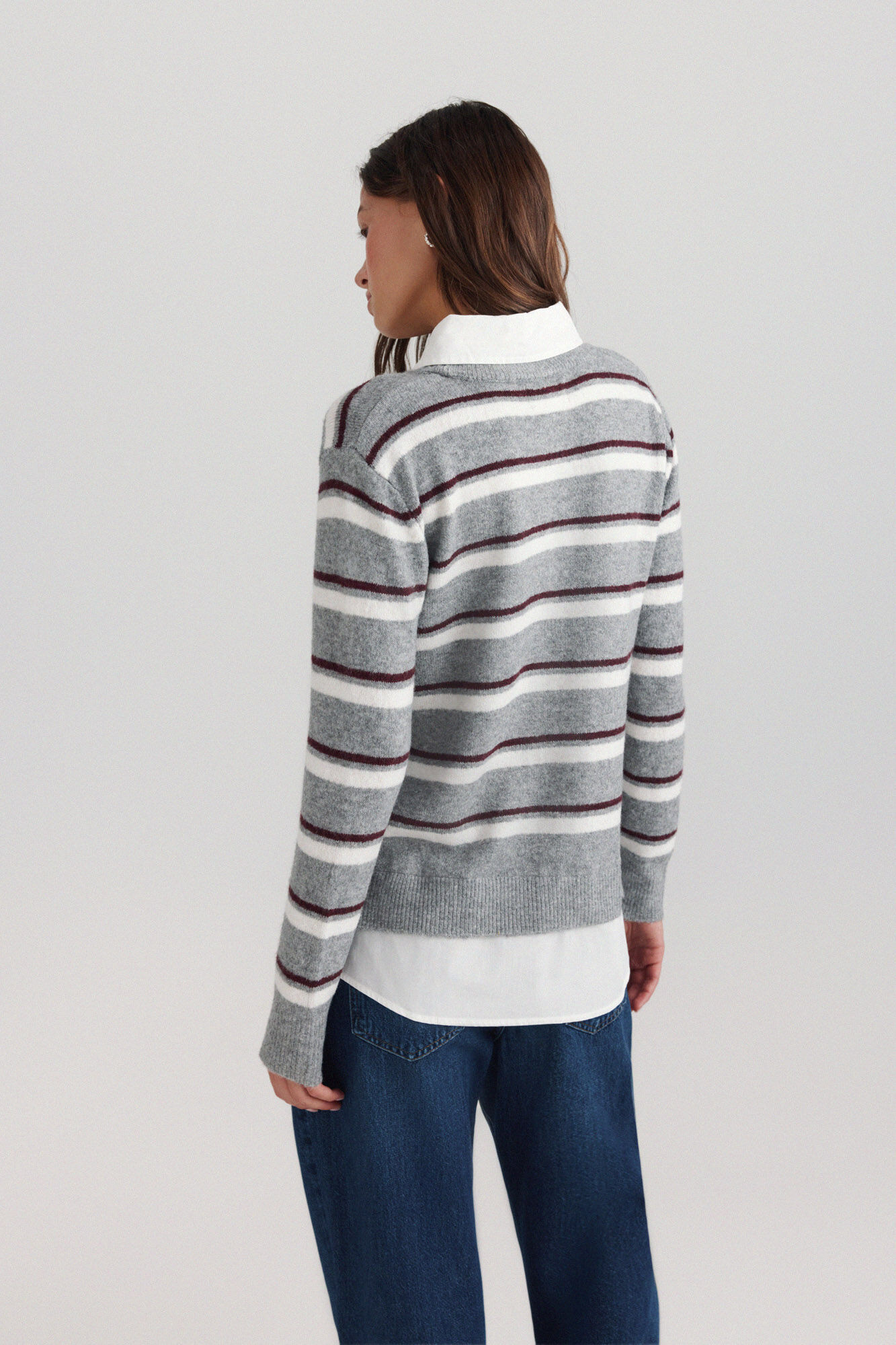 Springfield Su&eacute;ter de rayas bimateria cuello pico gris