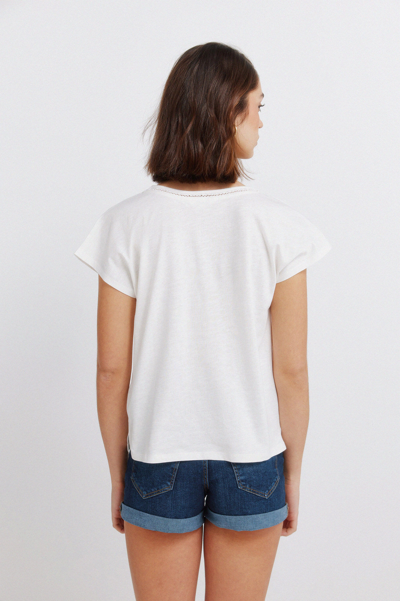 Springfield Playera escote en pico de encaje blanco