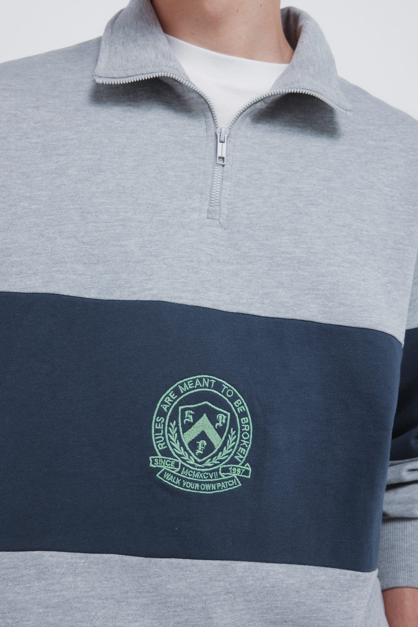 Springfield Sudadera con cortes de escudo