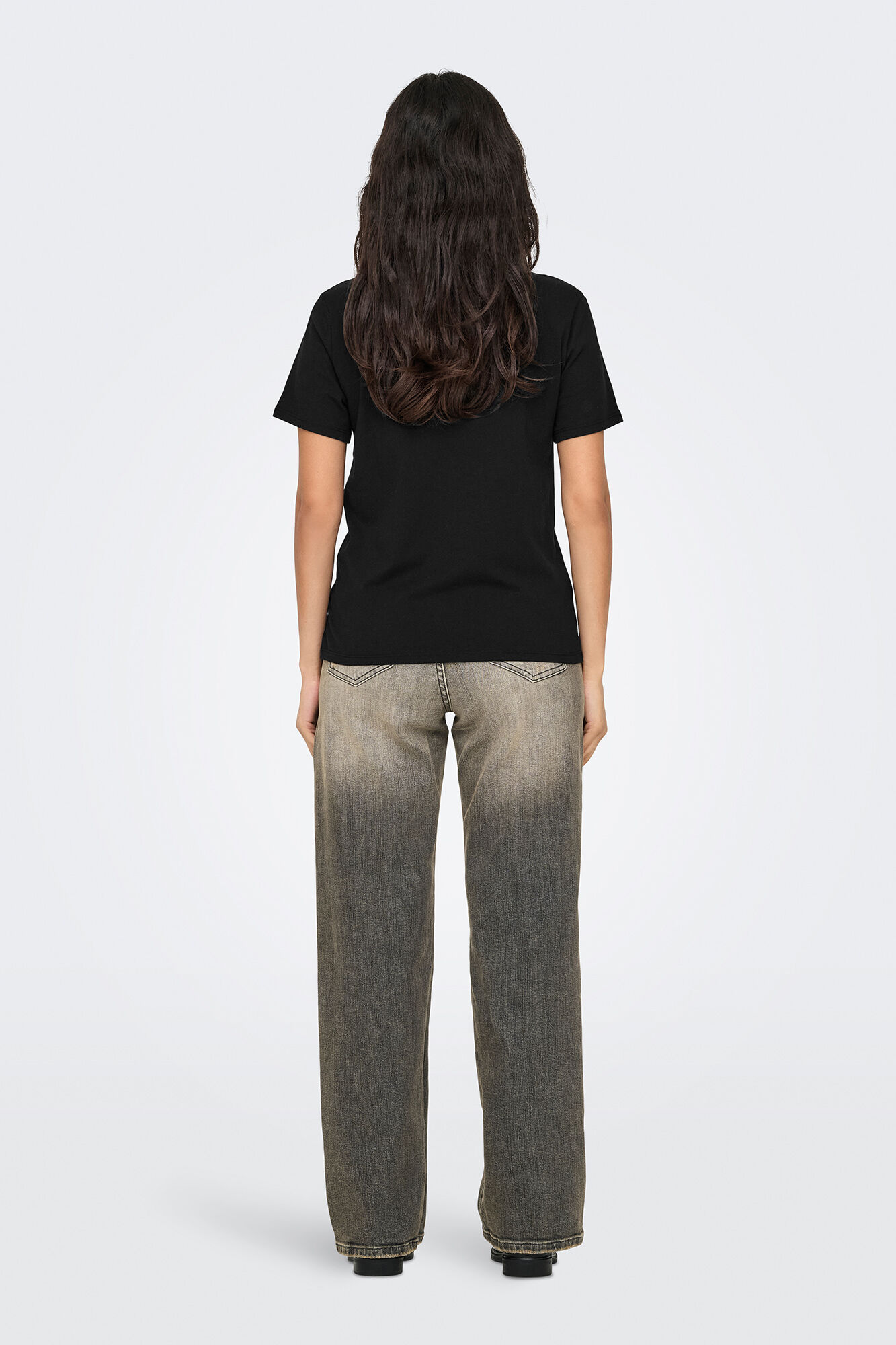 Only Playera de manga corta y cuello redondo negro