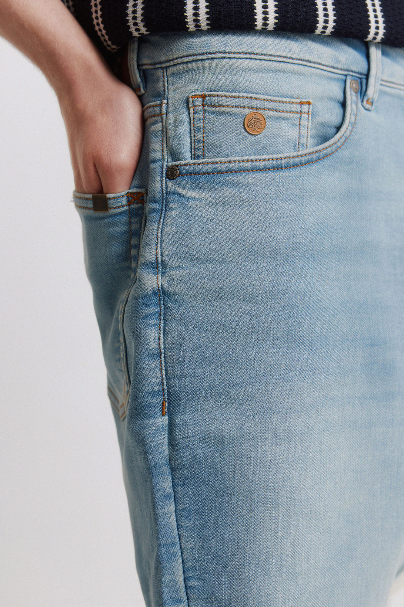 Springfield Bermuda de mezclilla en knit denim medio claro azul