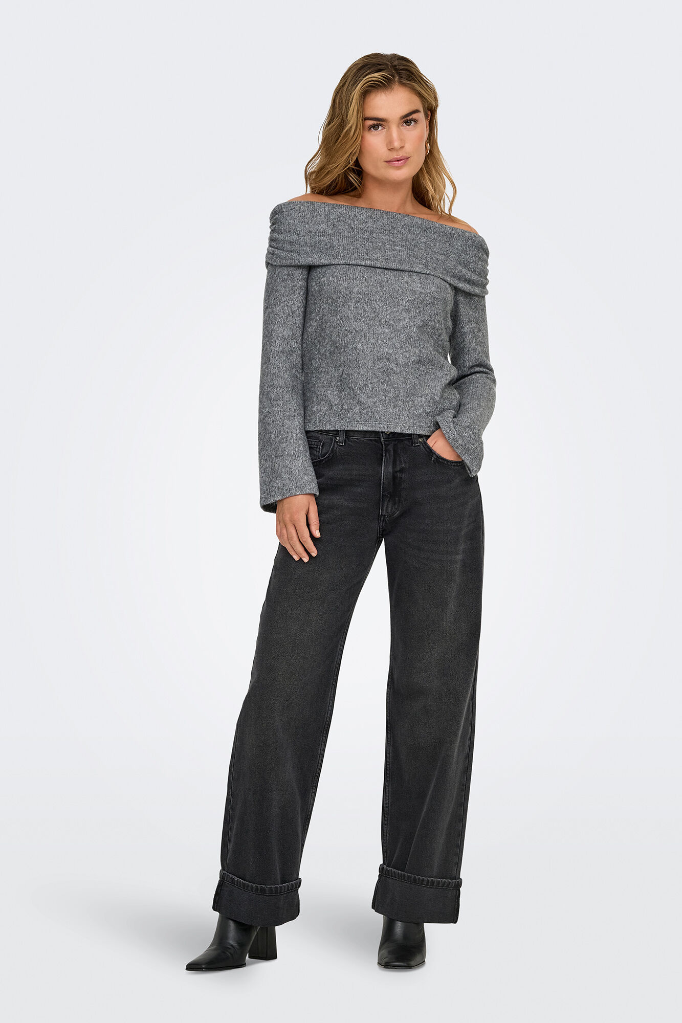 Only Su&eacute;ter de hombros descubiertos  gris