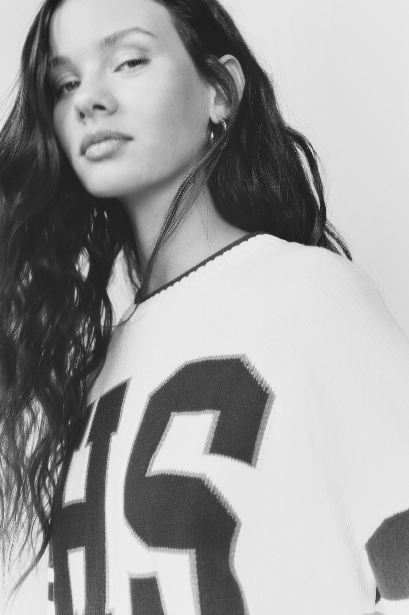 High Spirits Su&eacute;ter Varsity blanco