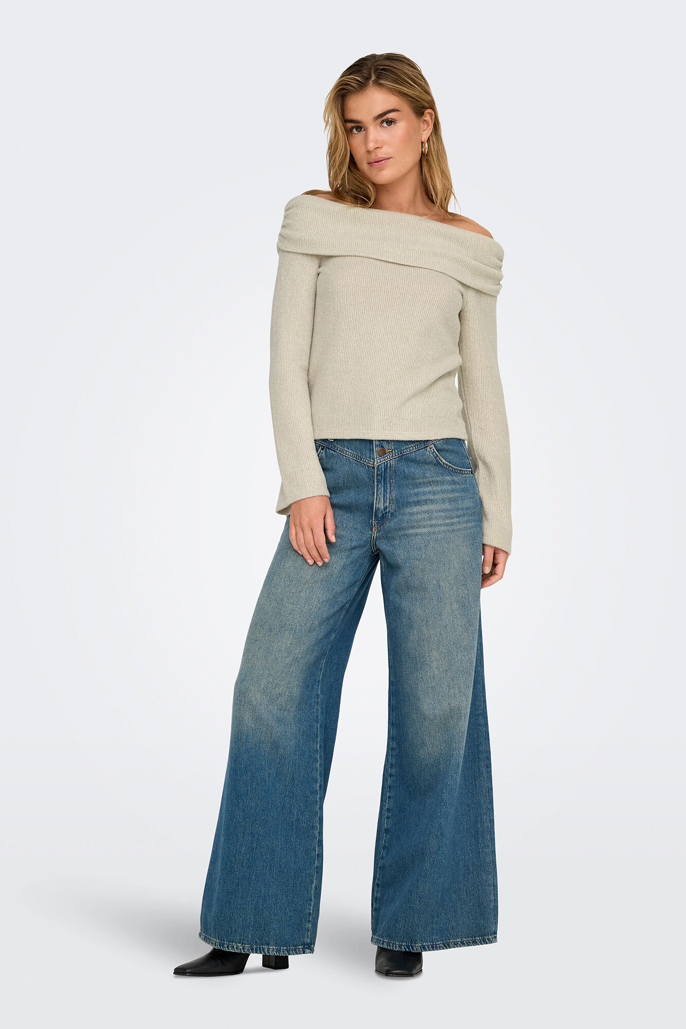 Only Su&eacute;ter de hombros descubiertos  gris