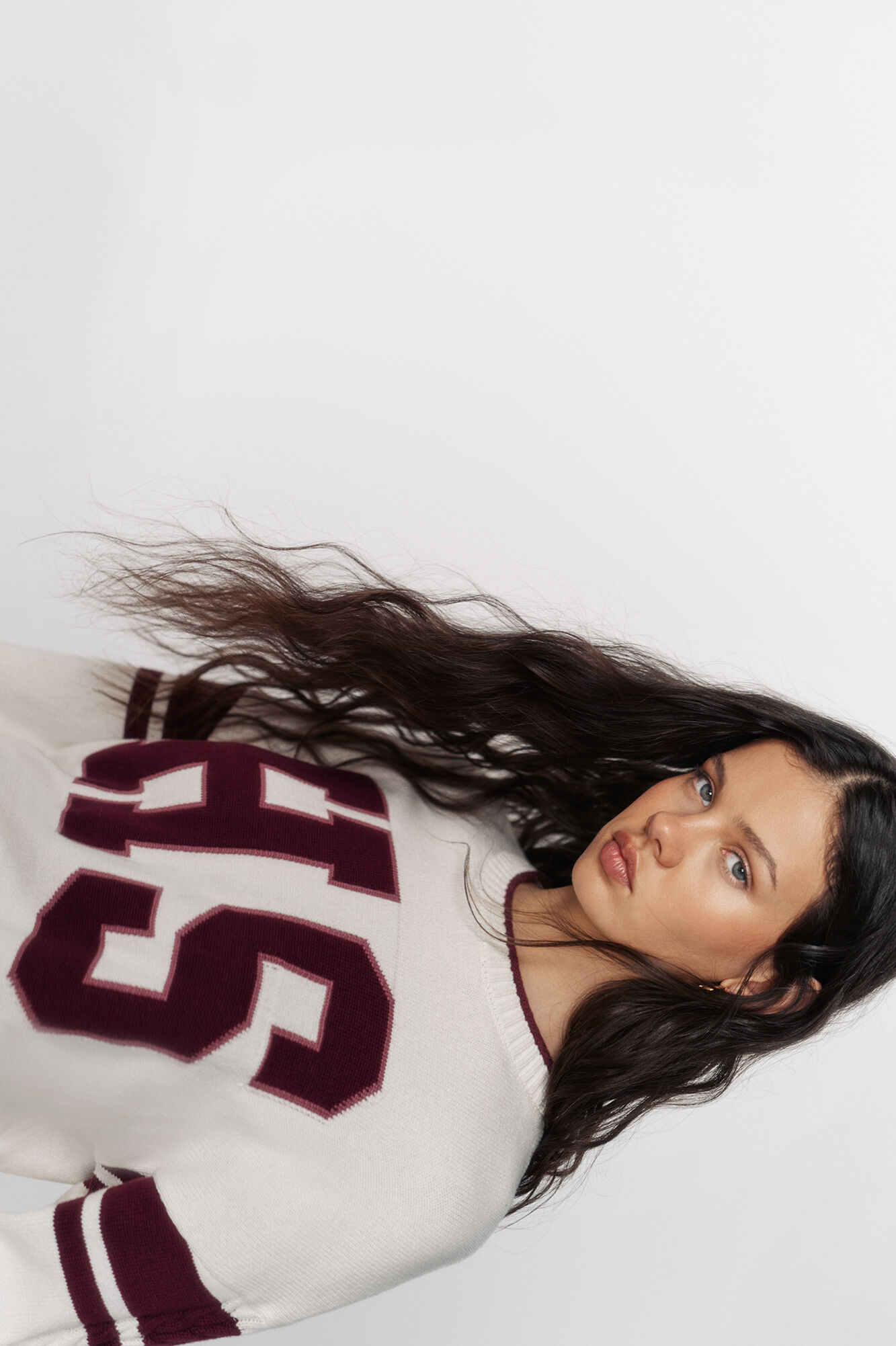 High Spirits Su&eacute;ter Varsity blanco