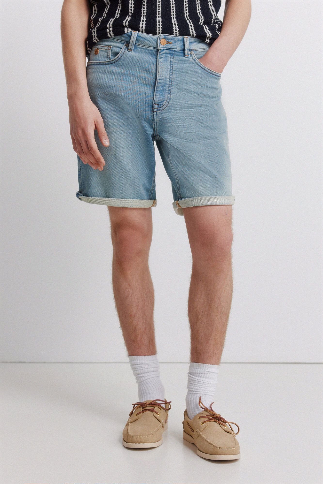 Springfield Bermuda de mezclilla en knit denim medio claro azul