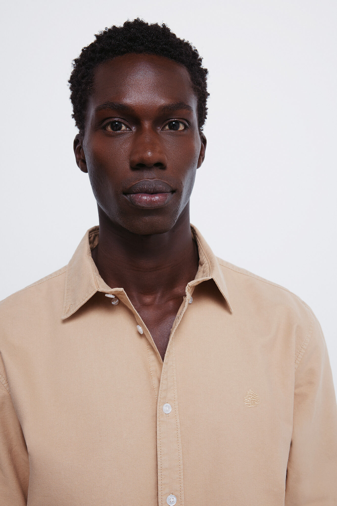 Springfield Camisa oxford te&ntilde;ida en prenda beige