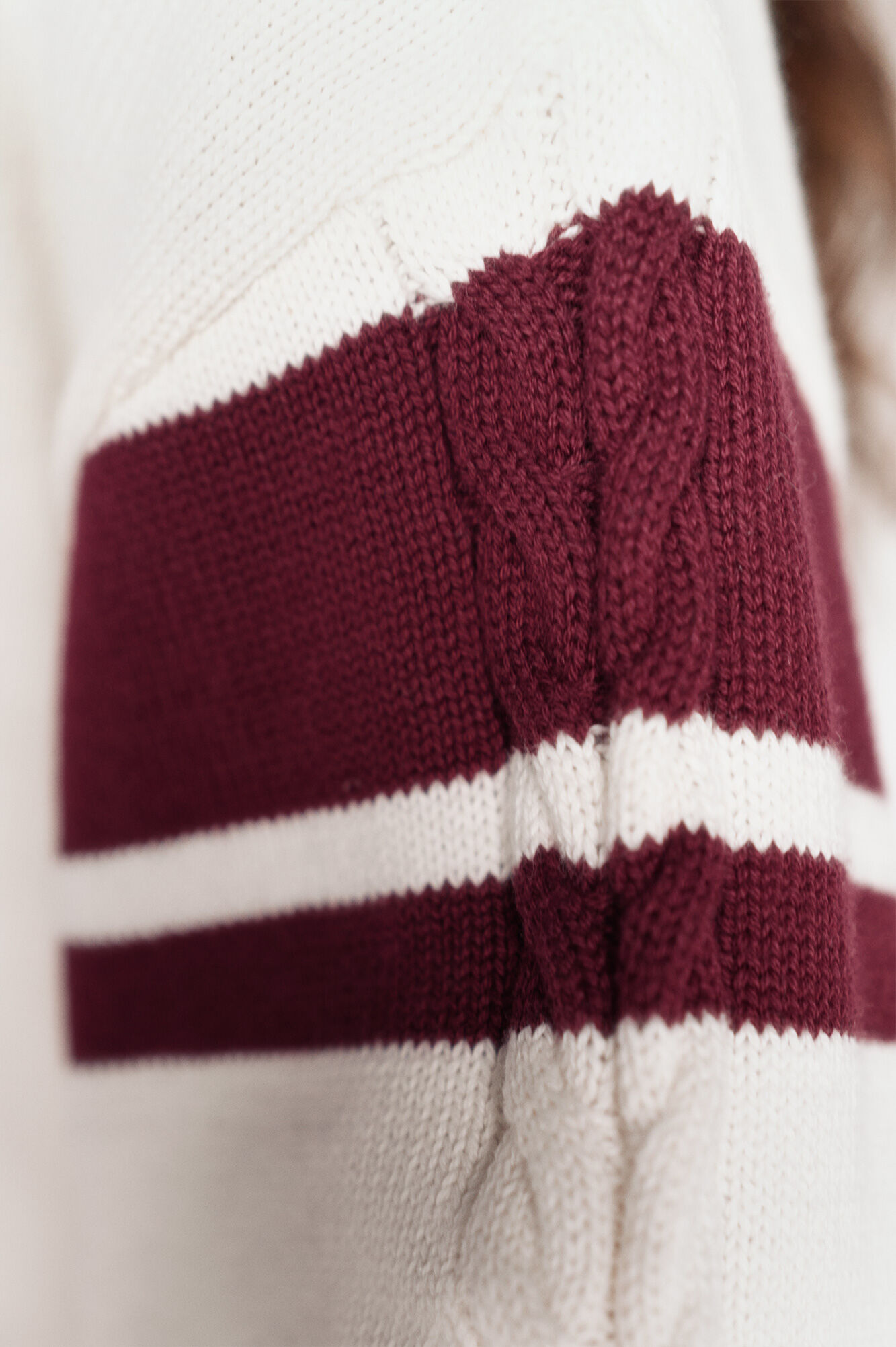 High Spirits Su&eacute;ter Varsity blanco