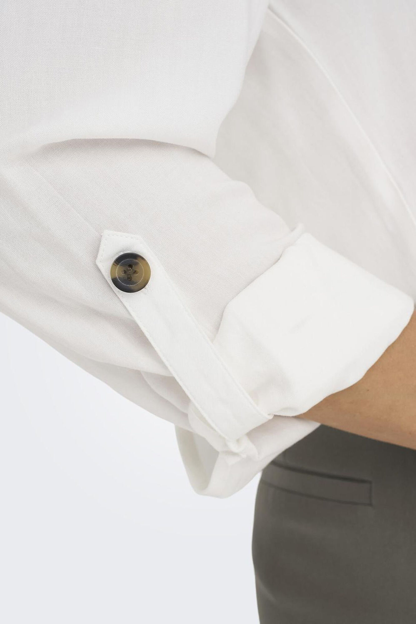 Only Camisa fluida con bolsillos frontales natural