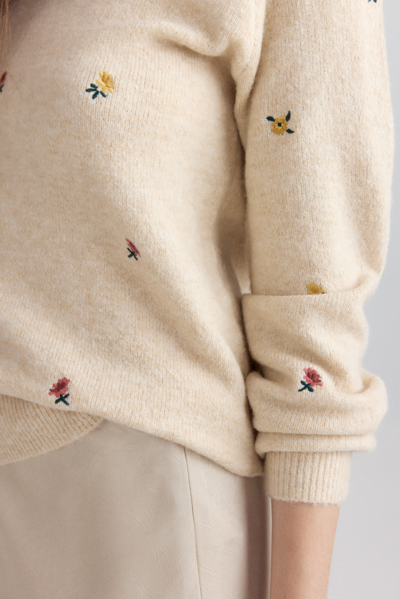 Springfield Su&eacute;ter bordado floral beige