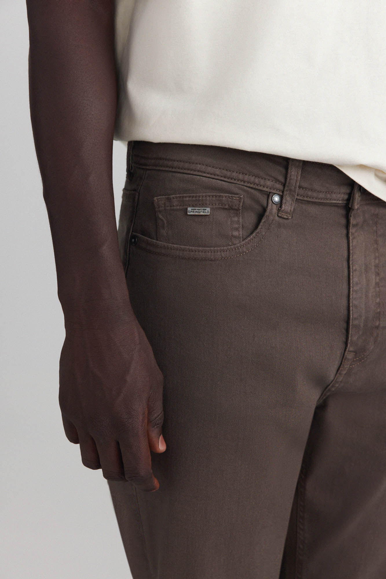 Springfield Pantal&oacute;n de 5 bolsillos slim lavado caf&eacute;