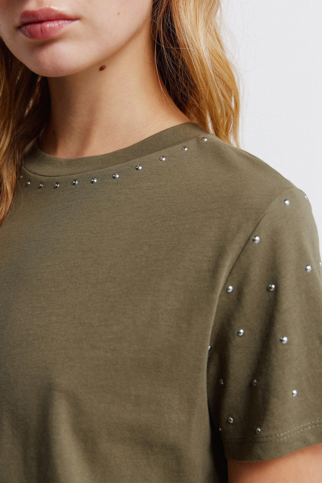 Springfield Playera manga corta con tachas caf&eacute;