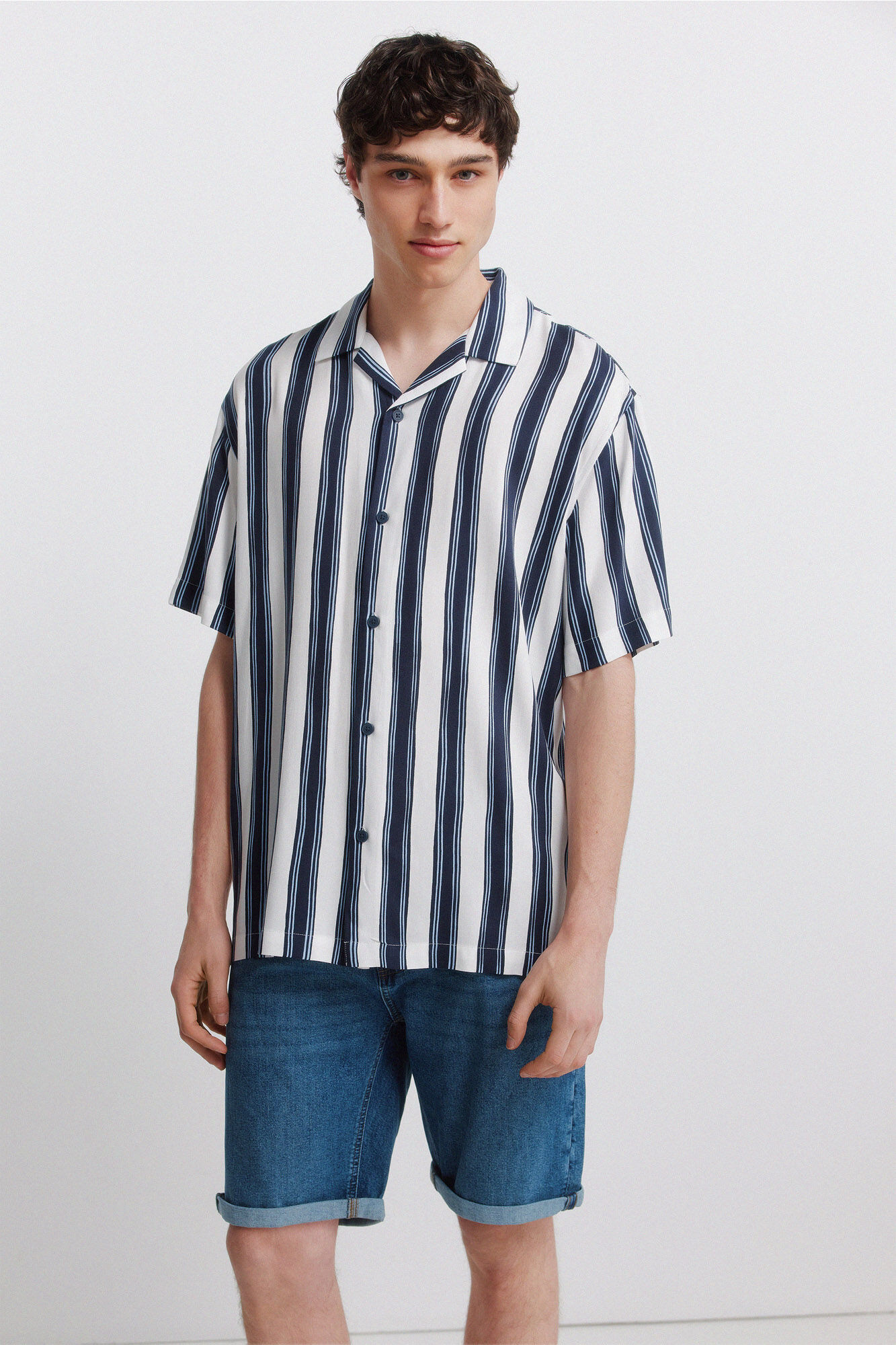 Springfield Bermuda de mezclilla b&aacute;sica slim fit azulado