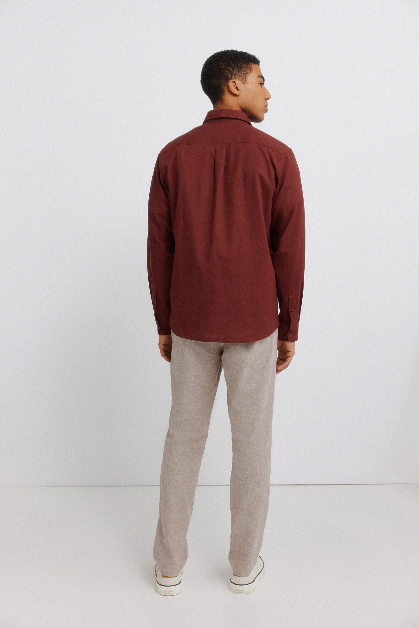 Springfield Pantal&oacute;n slim fit comfort de lino con estructura caf&eacute;