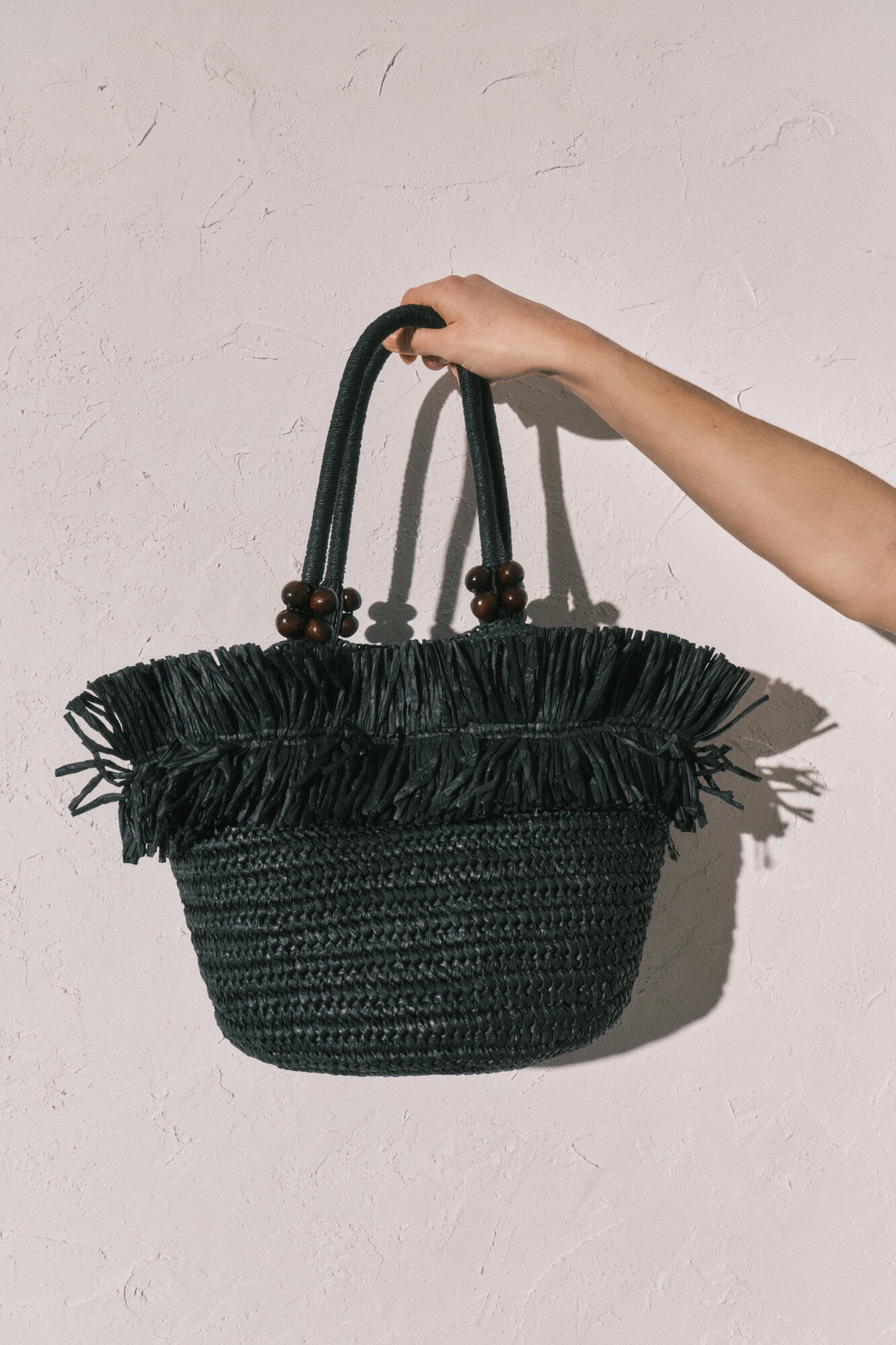 Women'secret Bolsa mediana con flecos de rafia negra