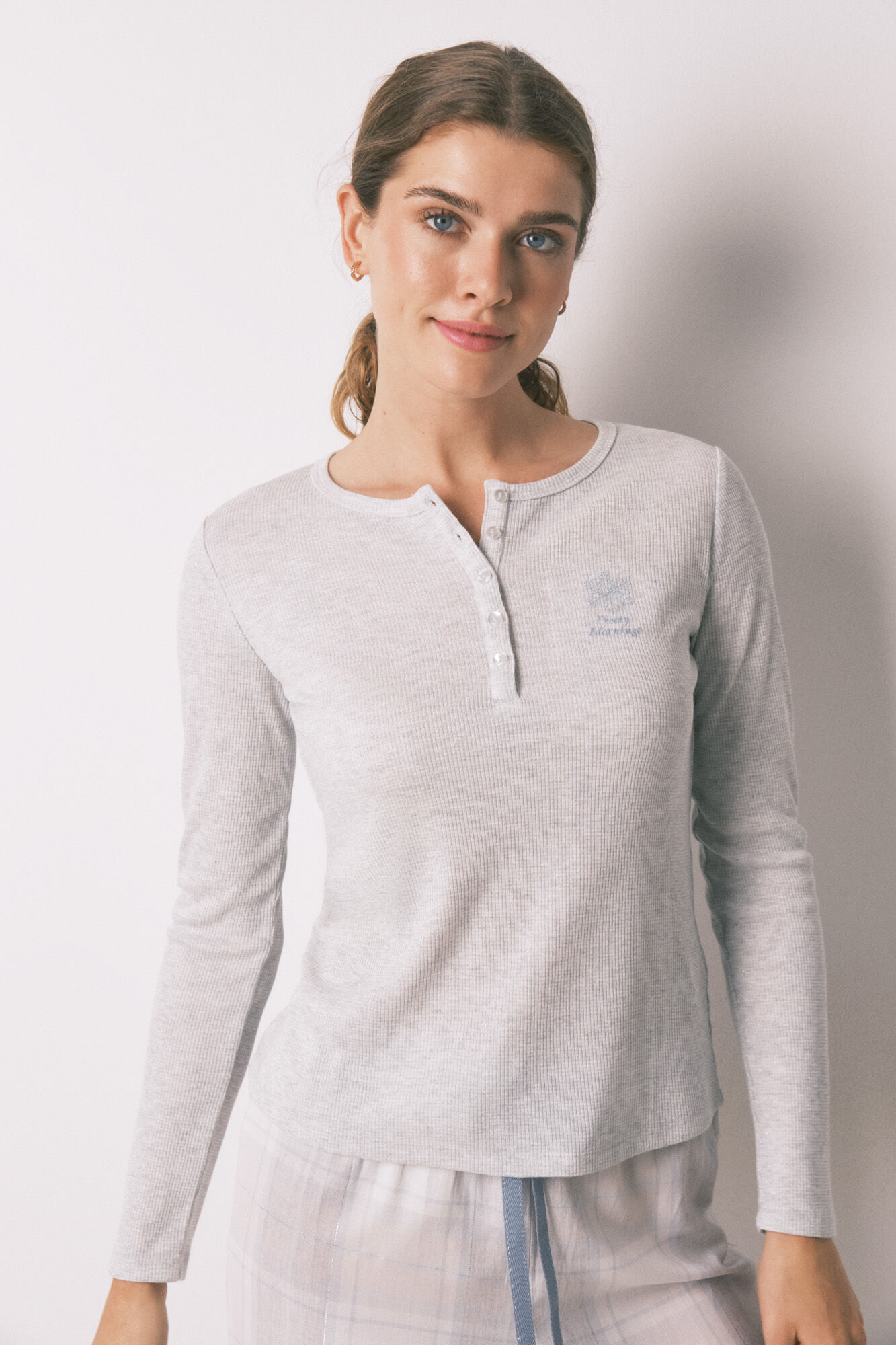 Women'secret Pijama larga cuadros con efecto brillante gris gris