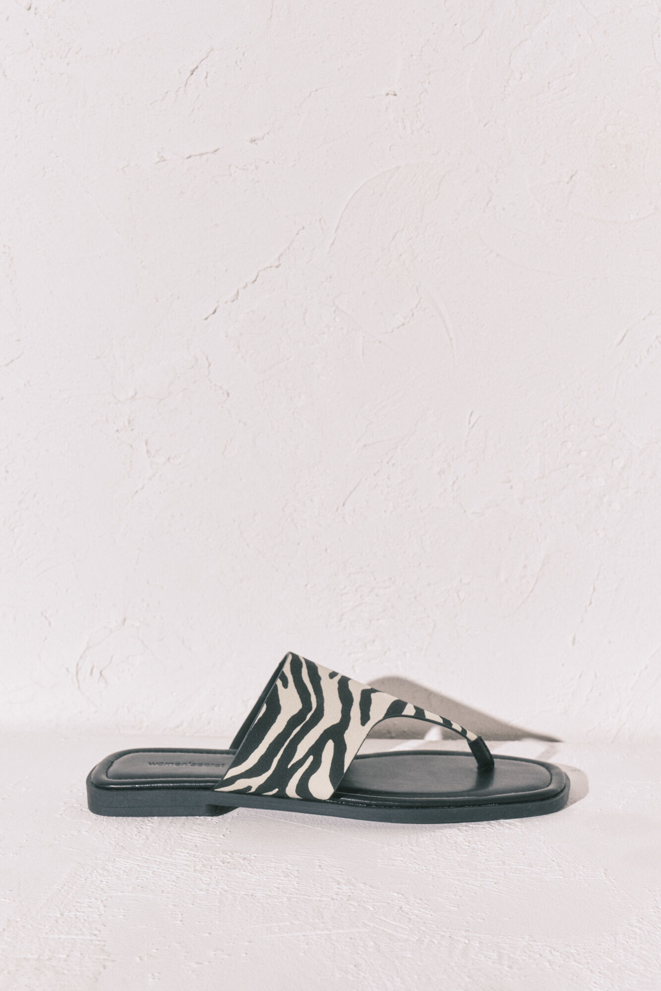 Women'secret Sandalias planas de dedo con estampado de cebra negro