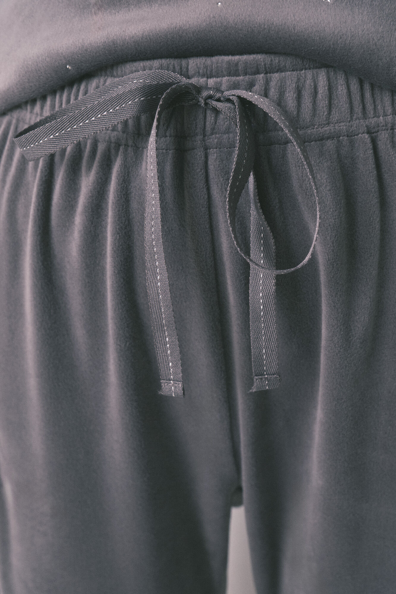 Women'secret Pijama larga de terciopelo gris suave y brillante. gris