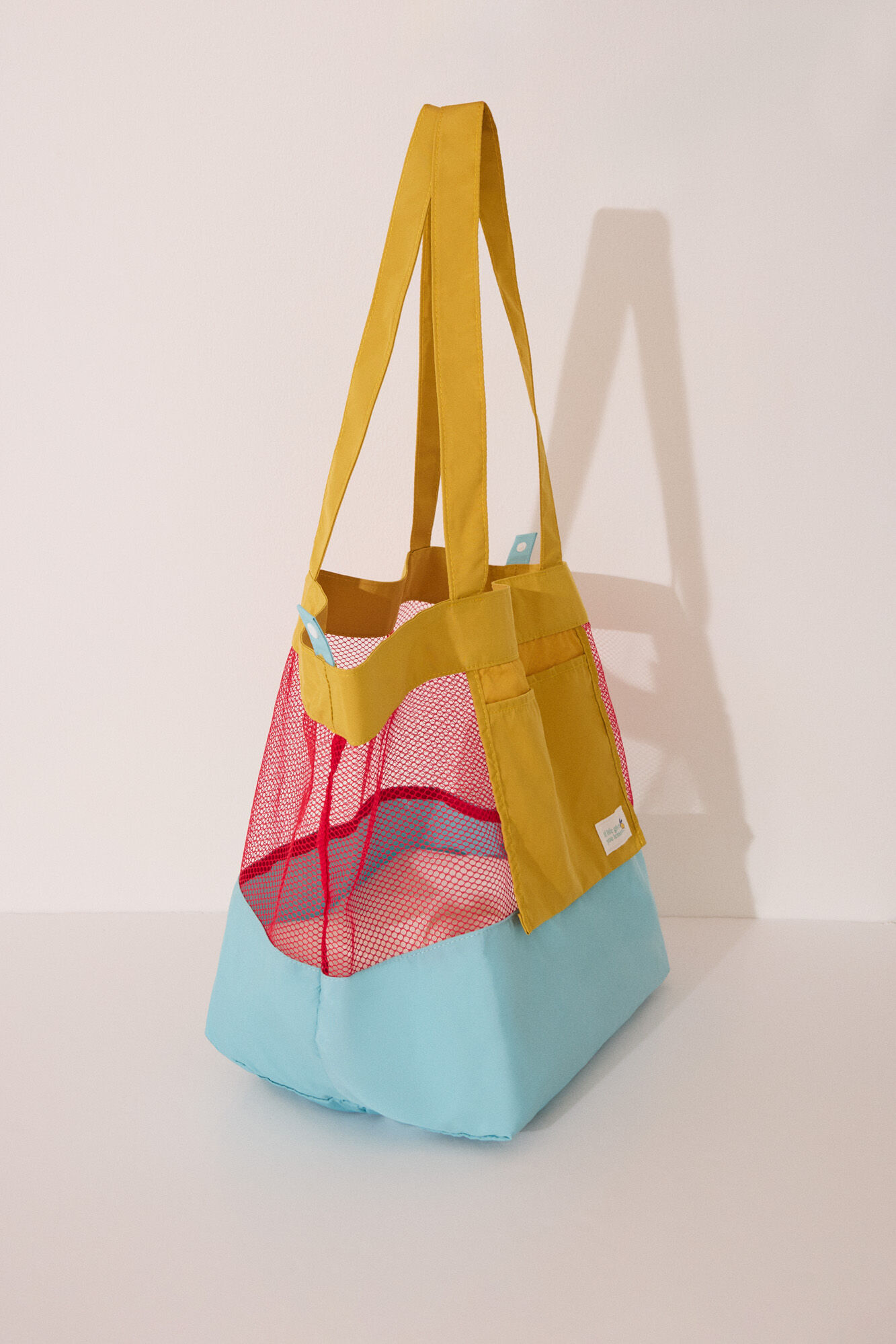 Women'secret Bolsa de bolsa de malla y nailon con estampado blanco.