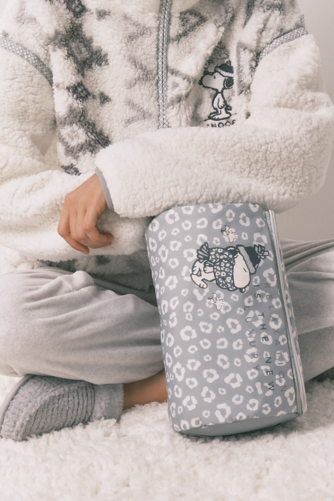 Women'secret Neceser con cierre y estampado animal de Snoopy gris