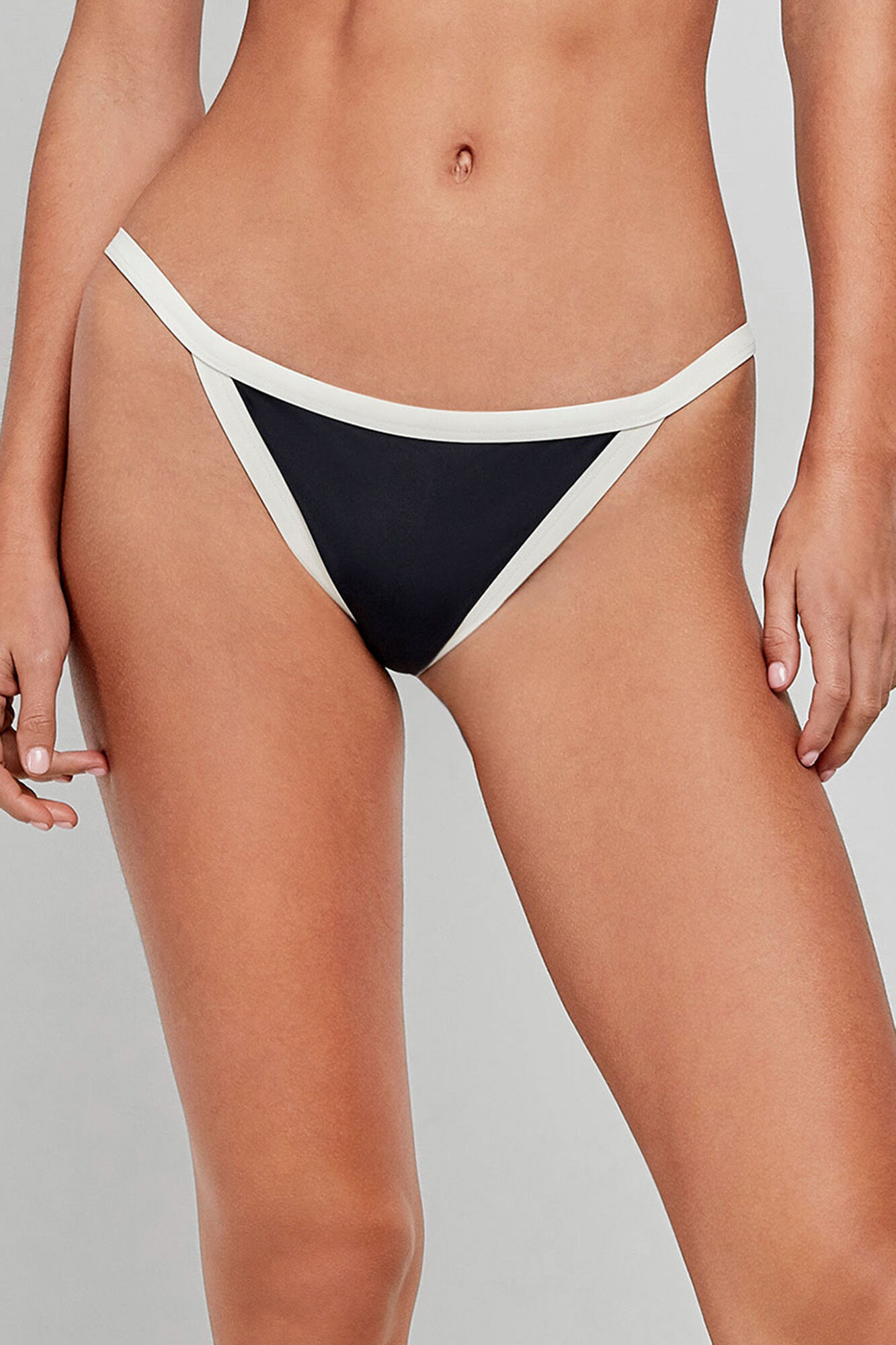 Gisela Panty de bikini cl&aacute;sica negra con ribete negro