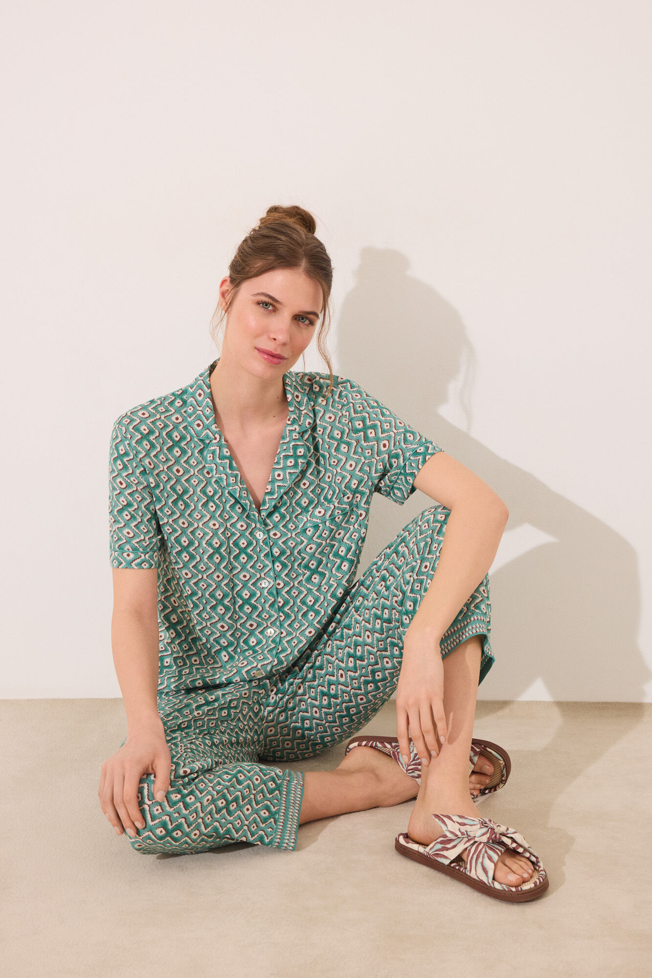 Women'secret Pijama camisera Capri con estampado geom&eacute;trico verde