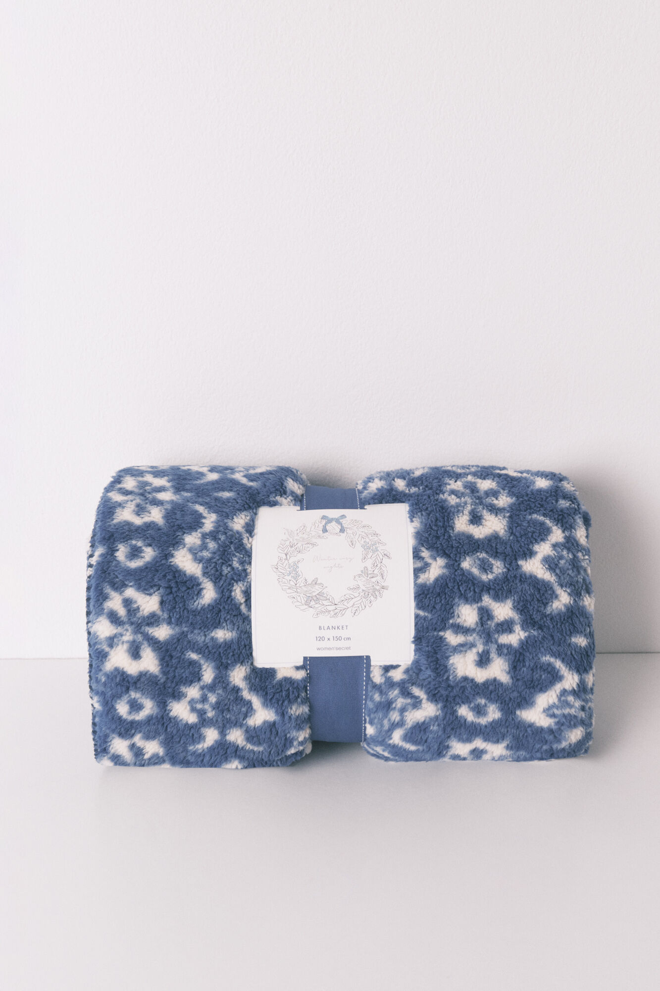 Women'secret Manta de forro polar sherpa con estampado floral azul 