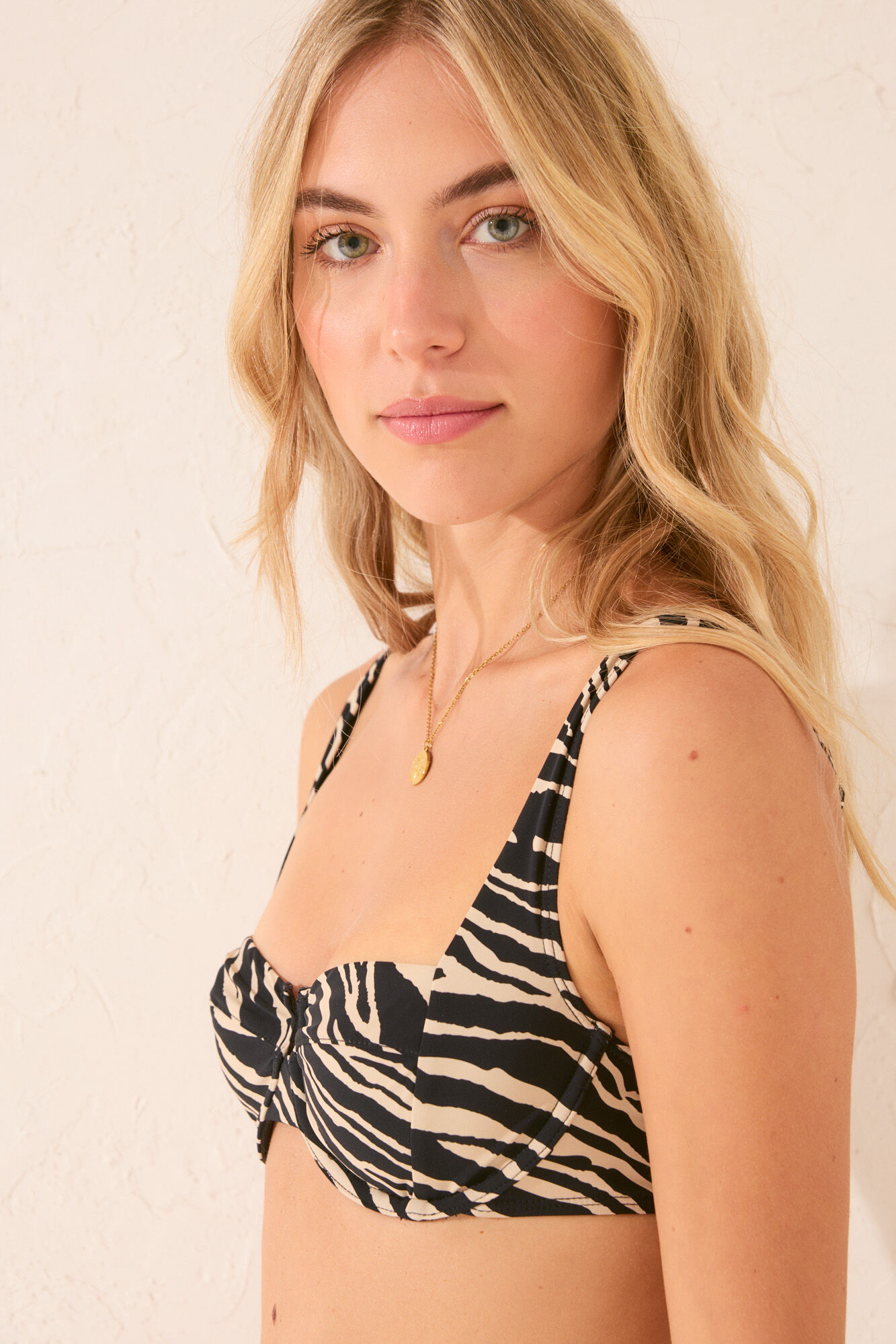 Women'secret Top de bikini balconette con estampado animal negro