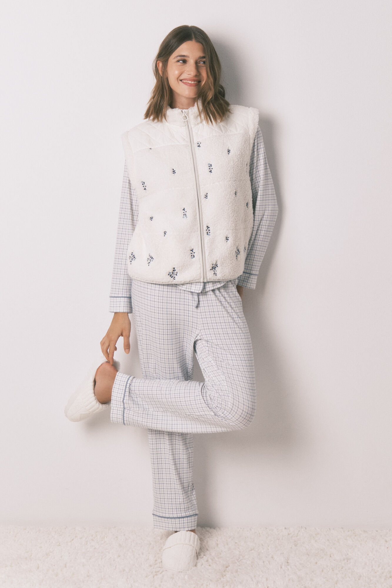 Women'secret Chaleco short de borrego bordado en blanco