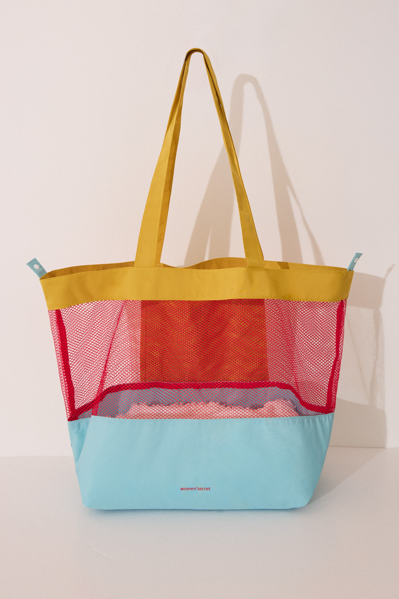 Women'secret Bolsa de bolsa de malla y nailon con estampado blanco.