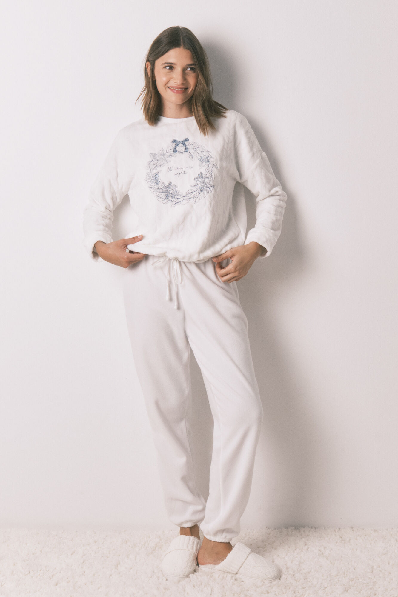 Women'secret Pijama larga de forro polar blanco suave.