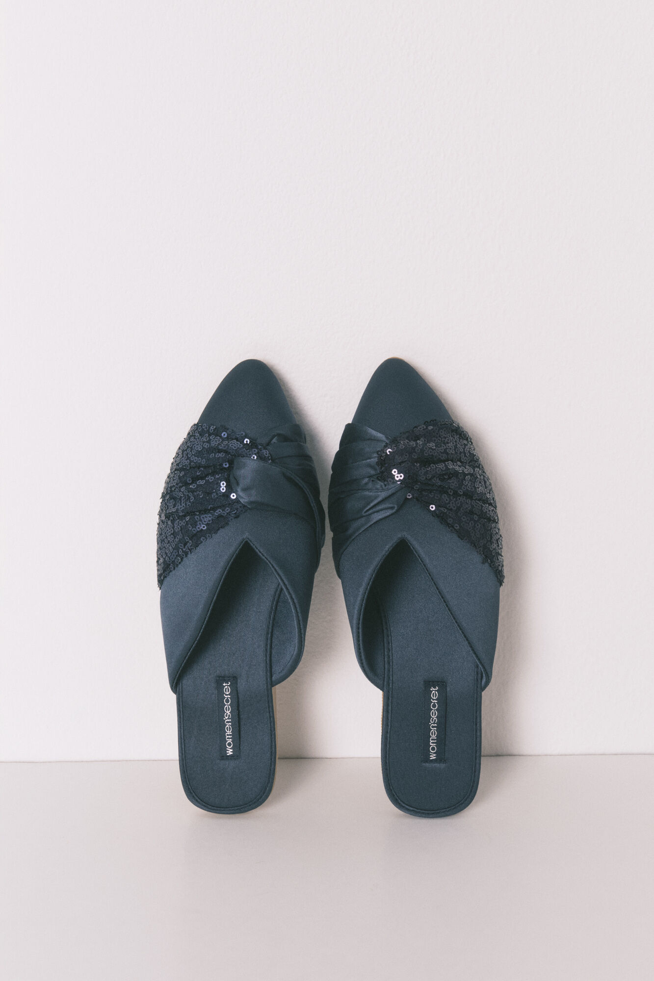 Women'secret Zapatilla de sat&eacute;n azul con pantufla