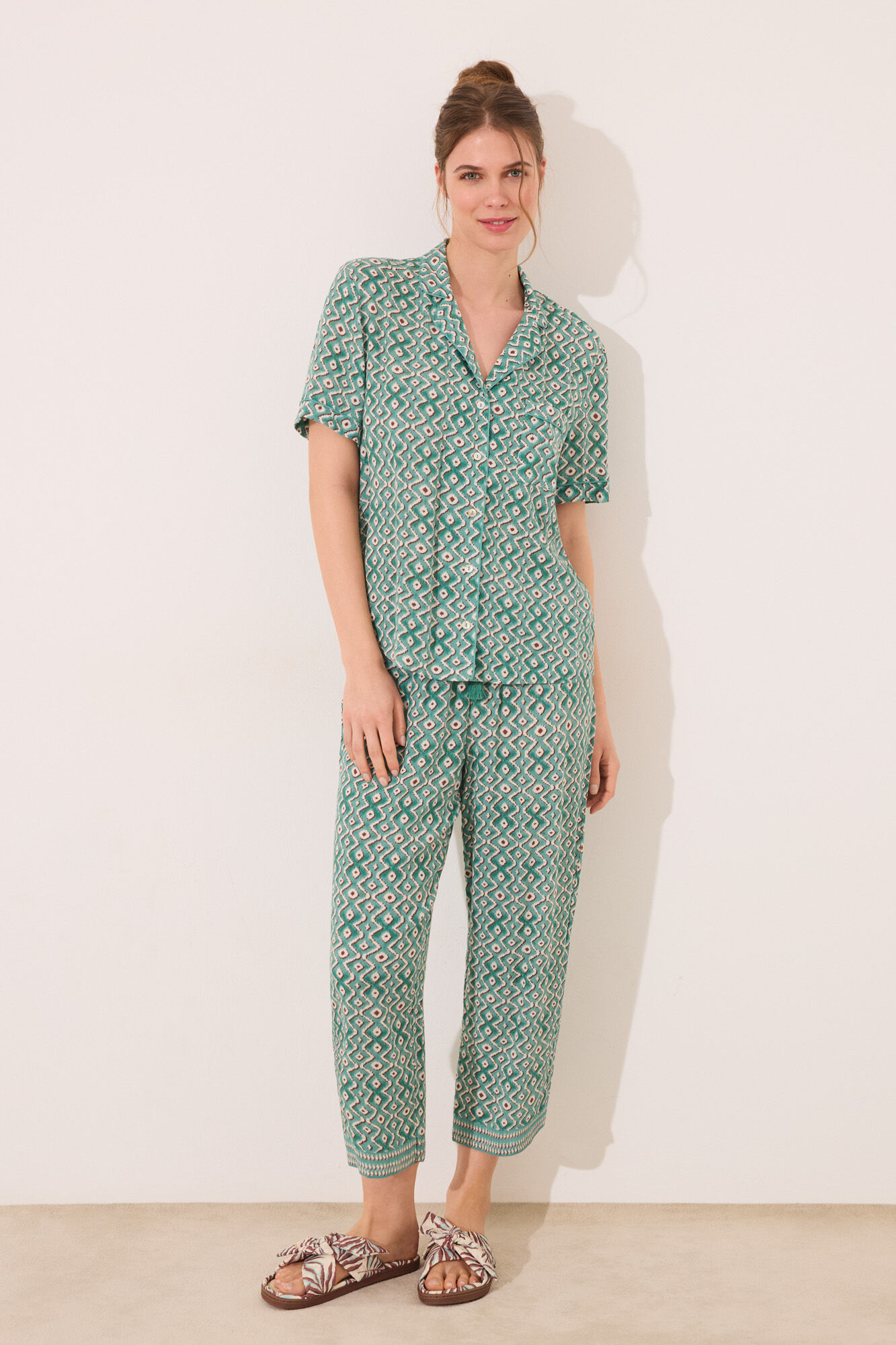 Women'secret Pijama camisera Capri con estampado geom&eacute;trico verde