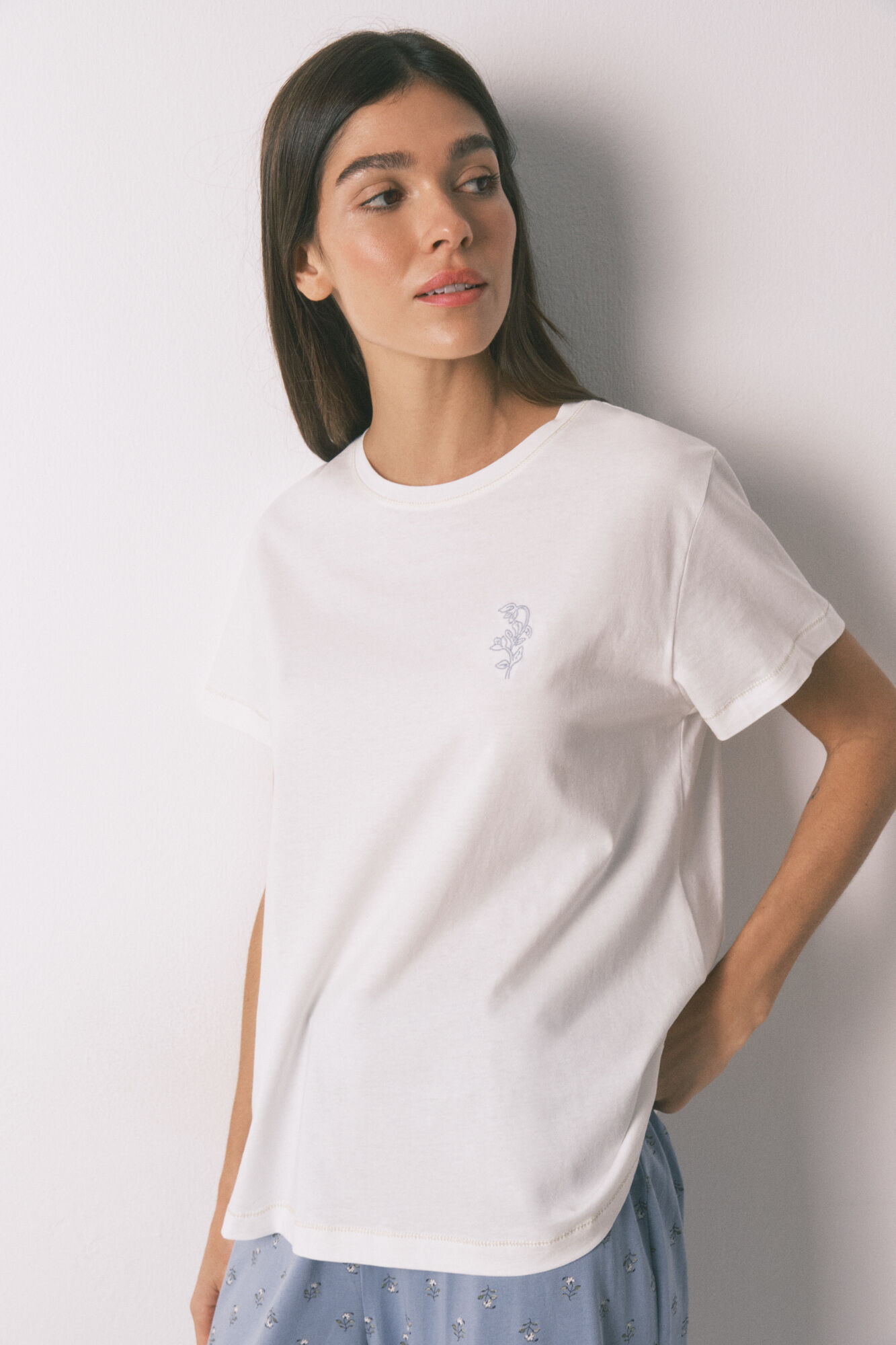 Women'secret Pijama larga con mangas manga corta y flores.