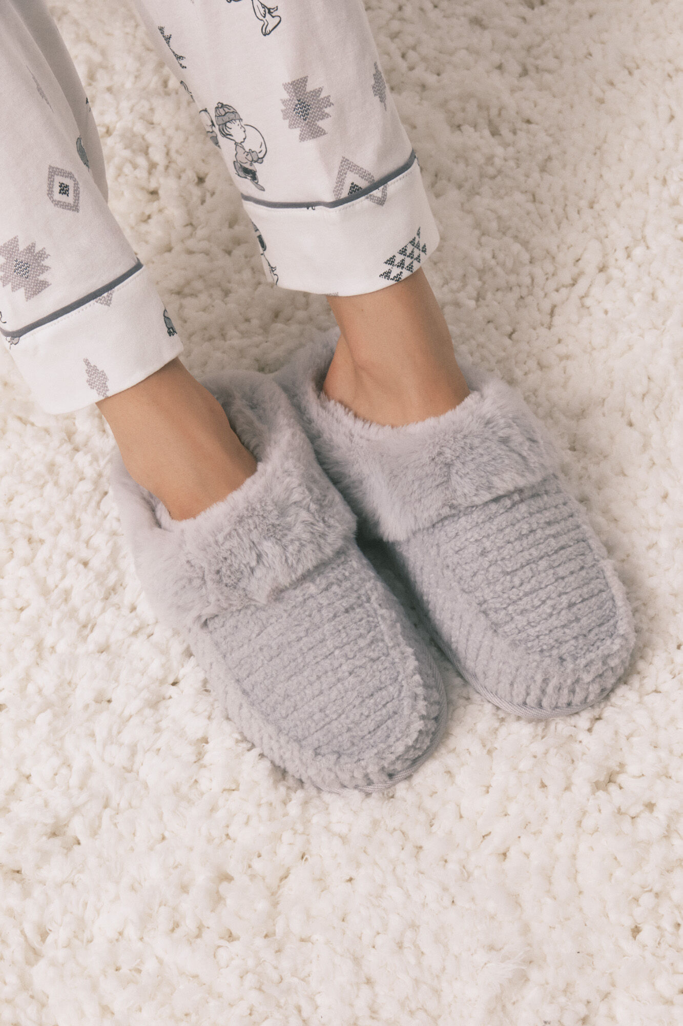 Women'secret Pantuflas para casa de piel con estampado animal gris