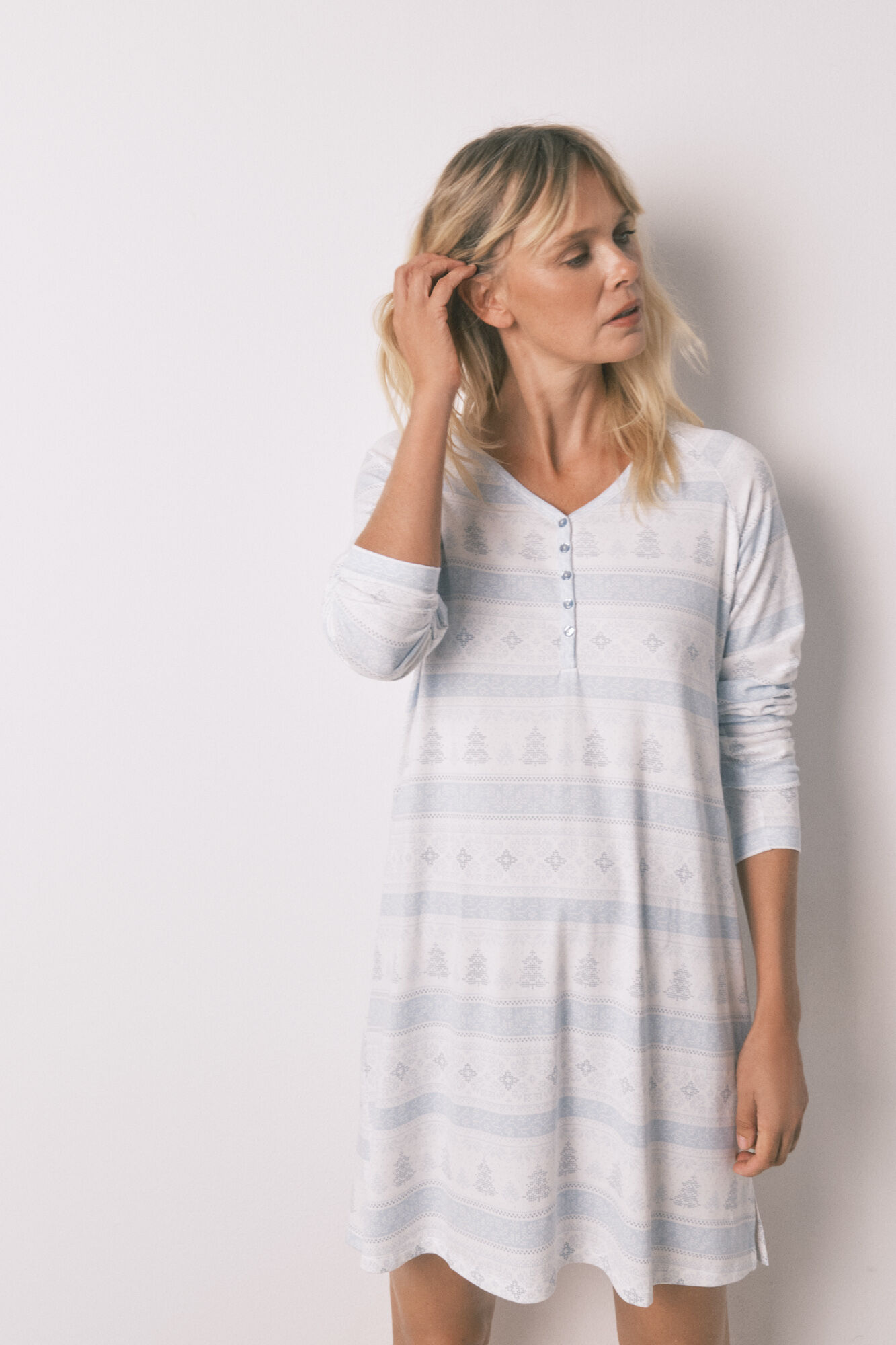 Women'secret Camis&oacute;n midi de tejido suave con estampado cenefa azul