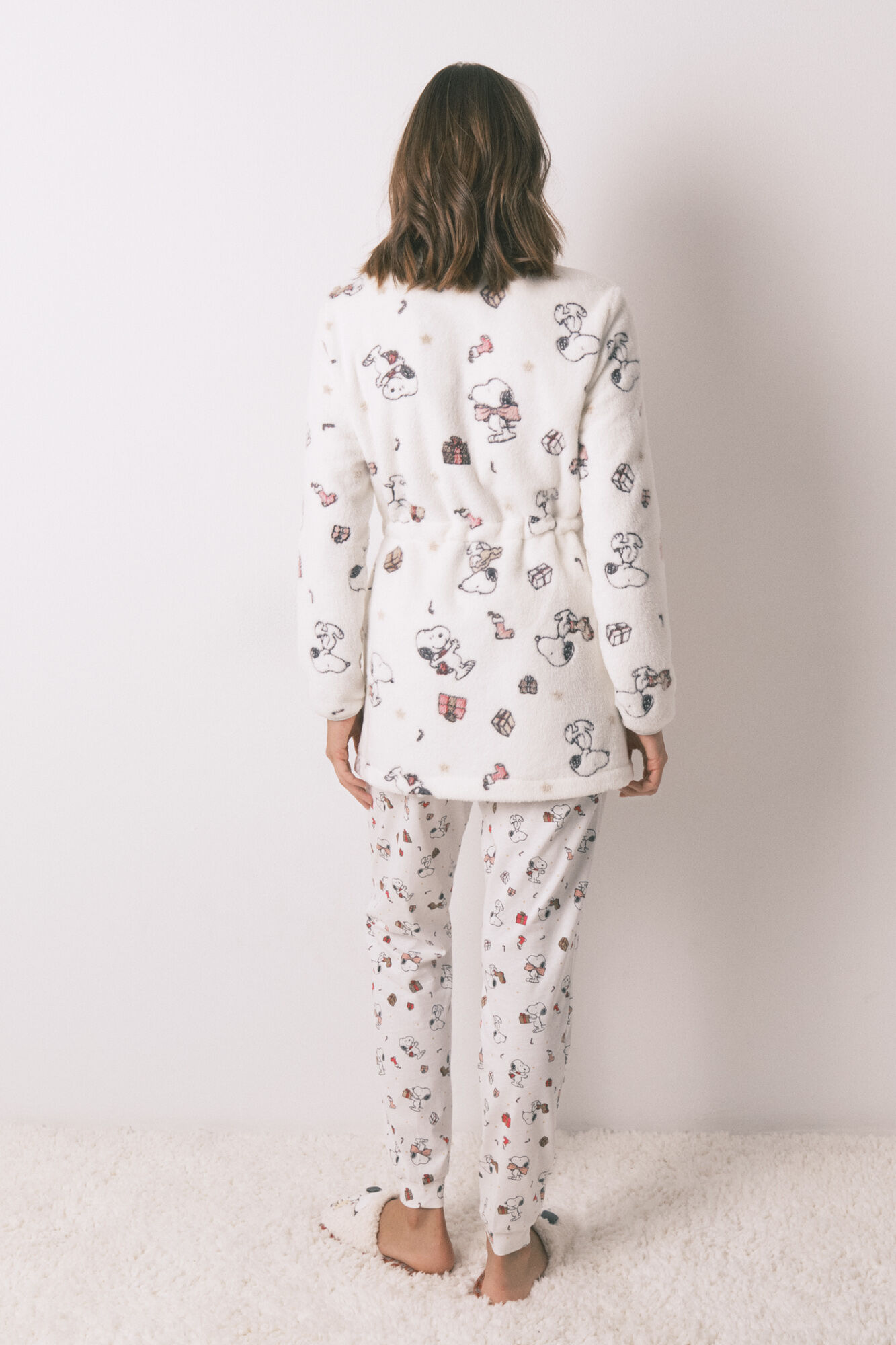 Women'secret Bata short de forro polar blanca con estampado de Snoopy marfil