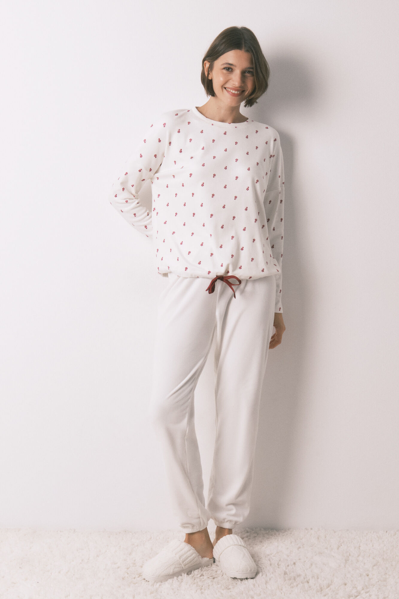 Women'secret Pijama larga de terciopelo blanco con flores.