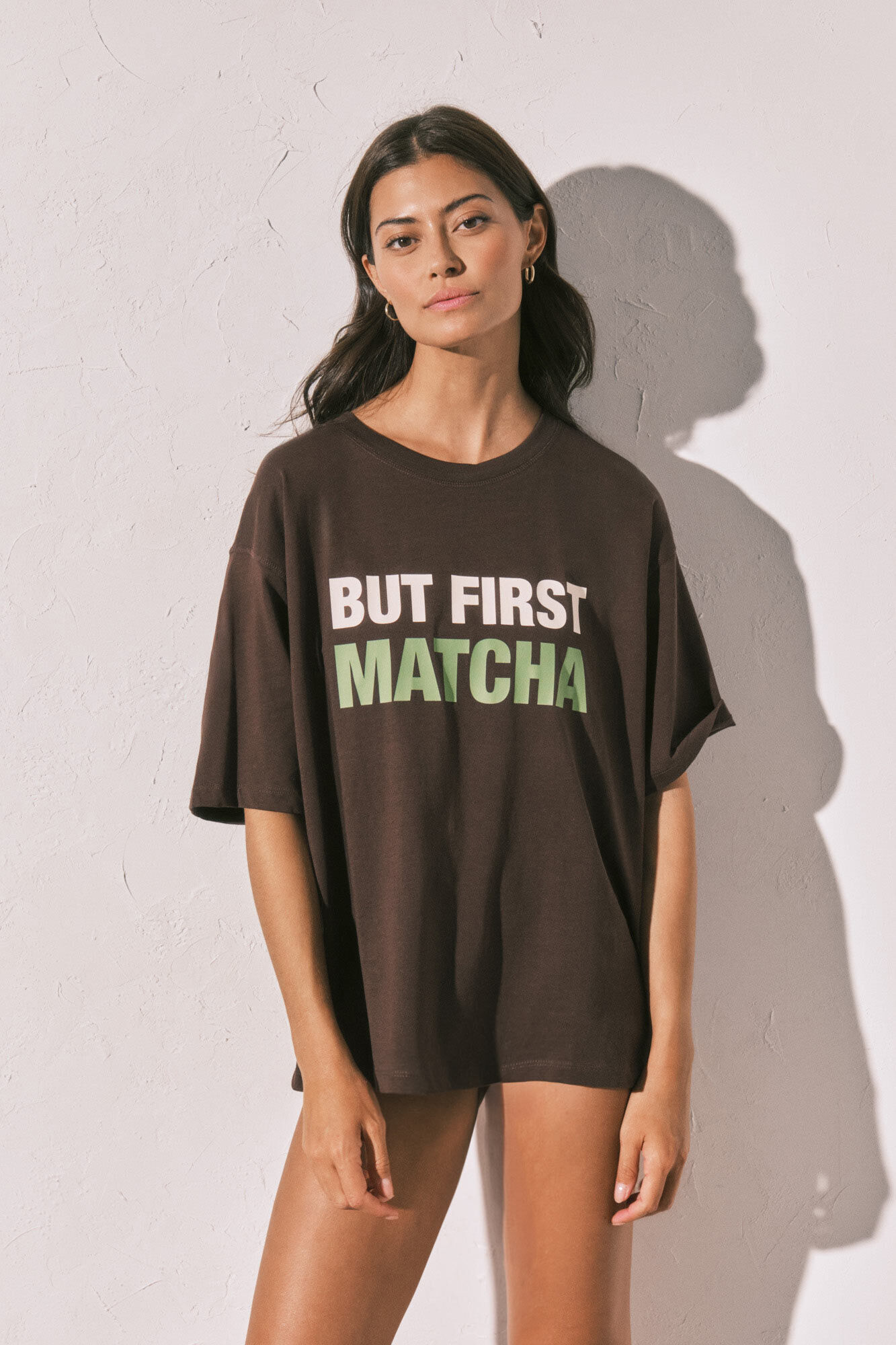 Women'secret Playera oversized marr&oacute;n "But first matcha" caf&eacute;
