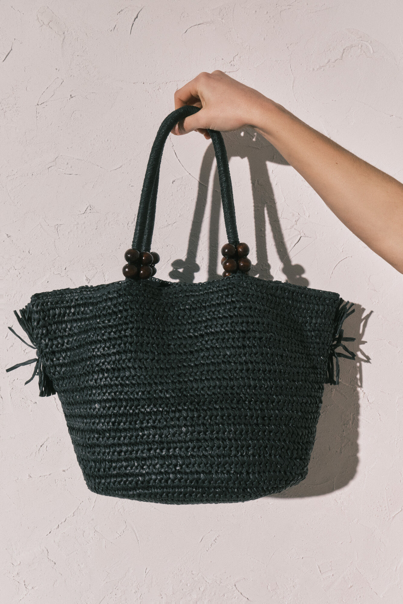 Women'secret Bolsa mediana con flecos de rafia negra negro