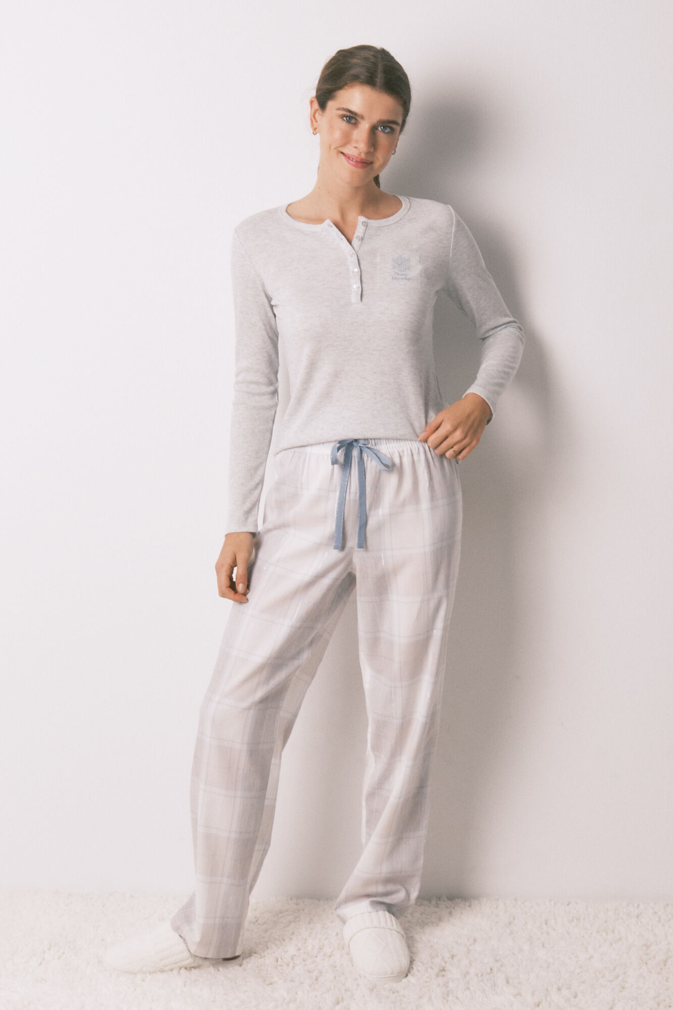 Women'secret Pijama larga cuadros con efecto brillante gris