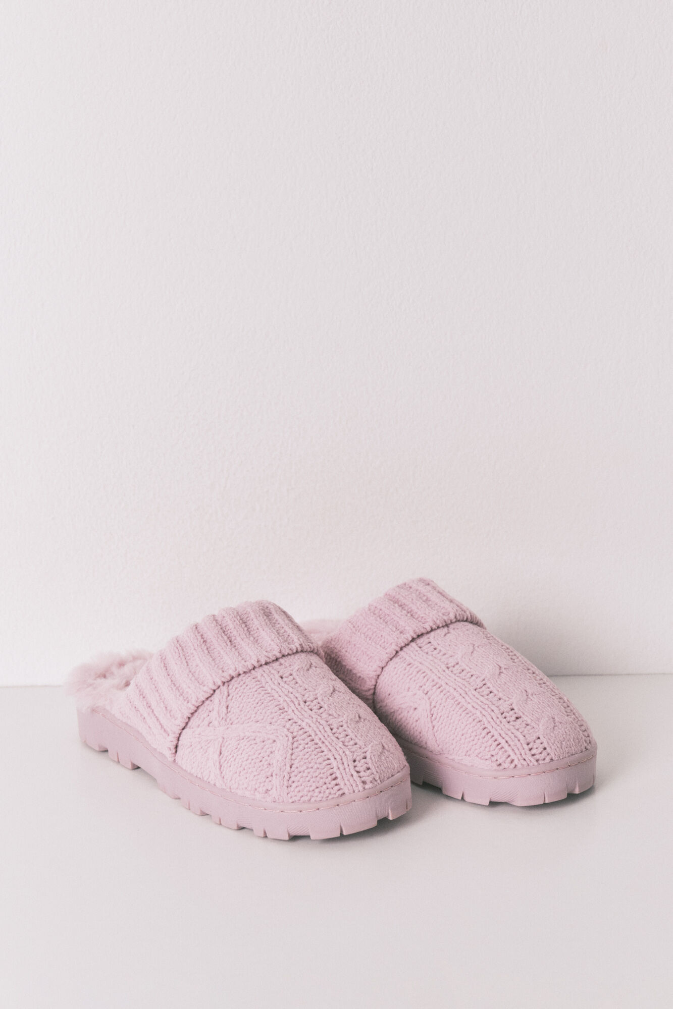 Women'secret Pantuflas para casa c&oacute;modas de pelo trenzado rosa