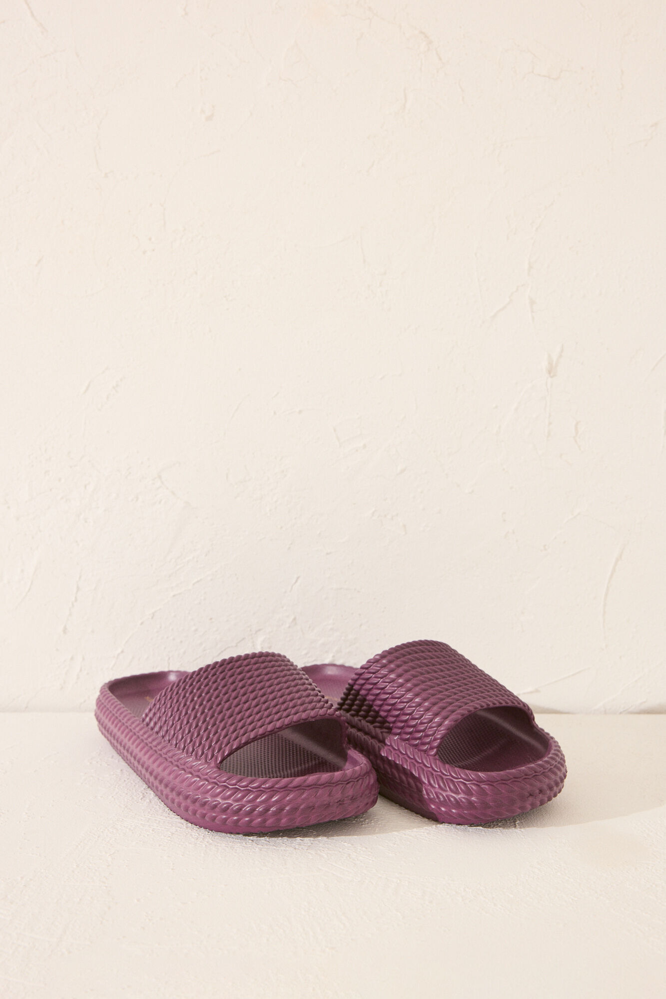 Women'secret Sandalia de EVA con suela plana en color rosa p&uacute;rpura