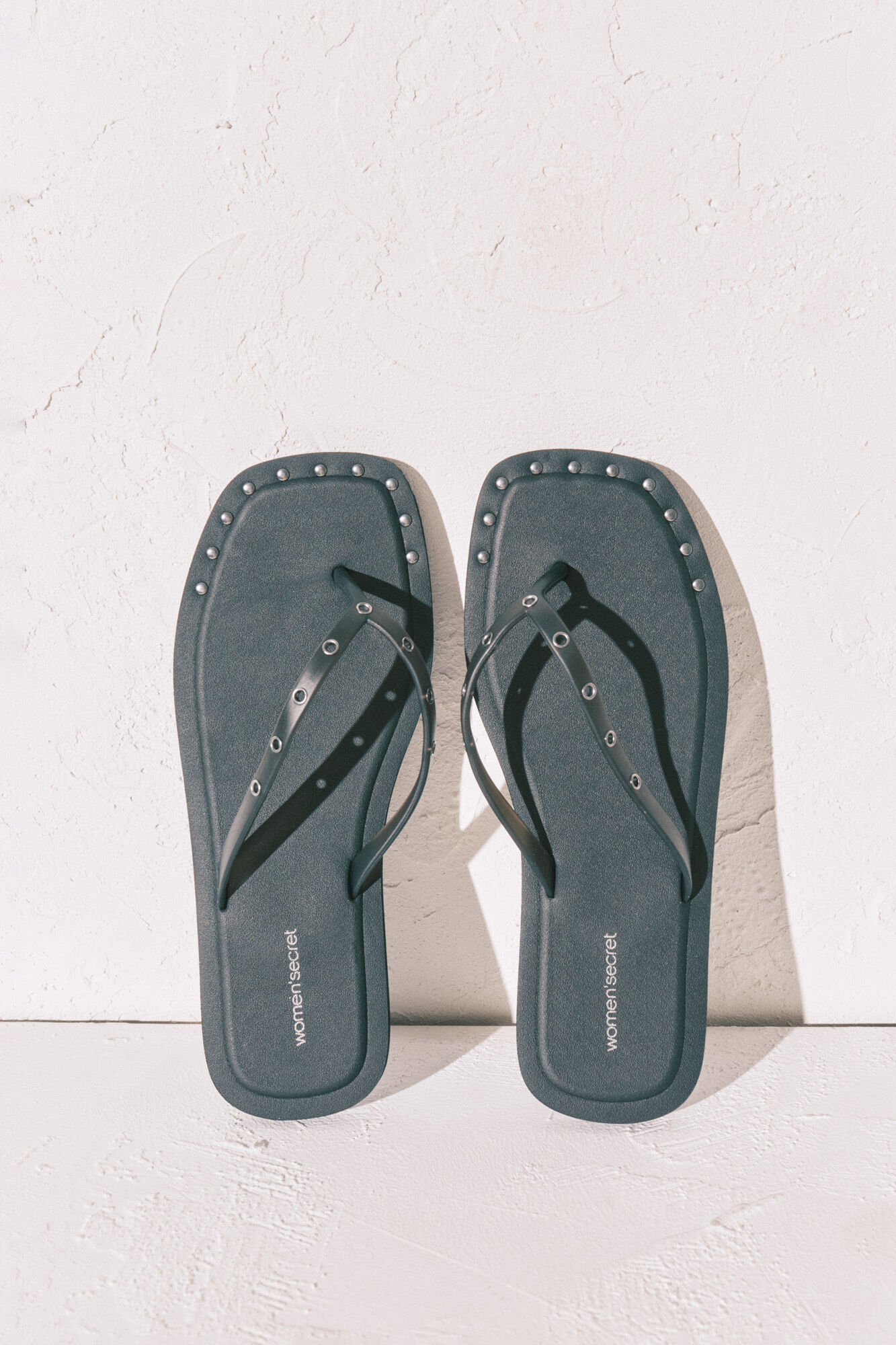 Women'secret Chanclas de punta cuadrada negras con tachuelas negro