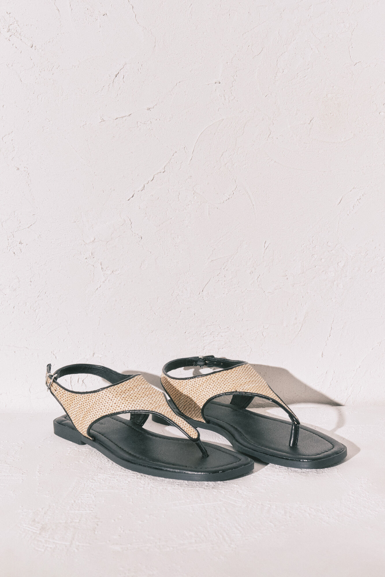 Women'secret Sandalias planas de dedo de rafia negro