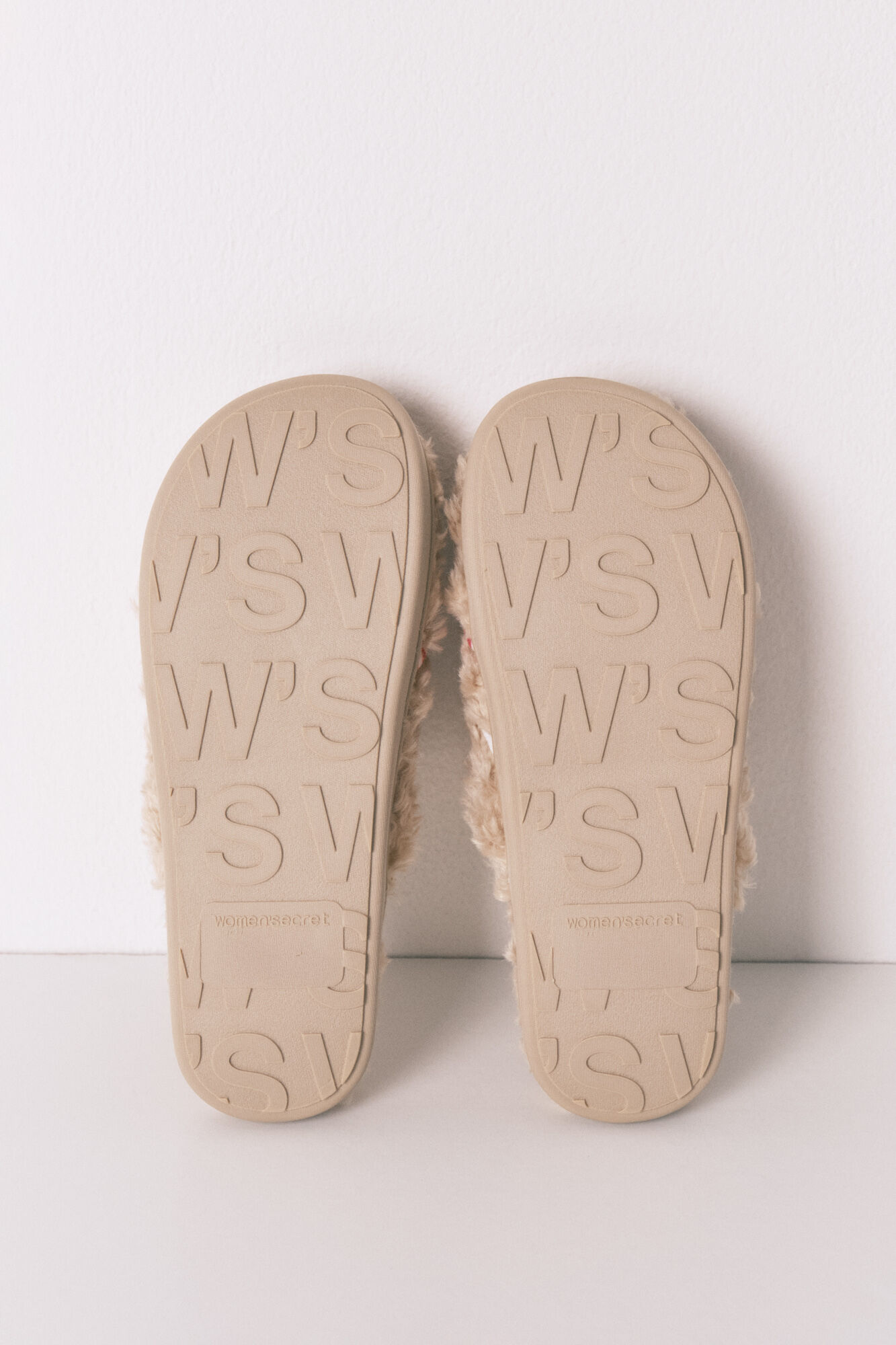 Women'secret Pantuflas para casa beige de borrego de Snoopy caf&eacute;