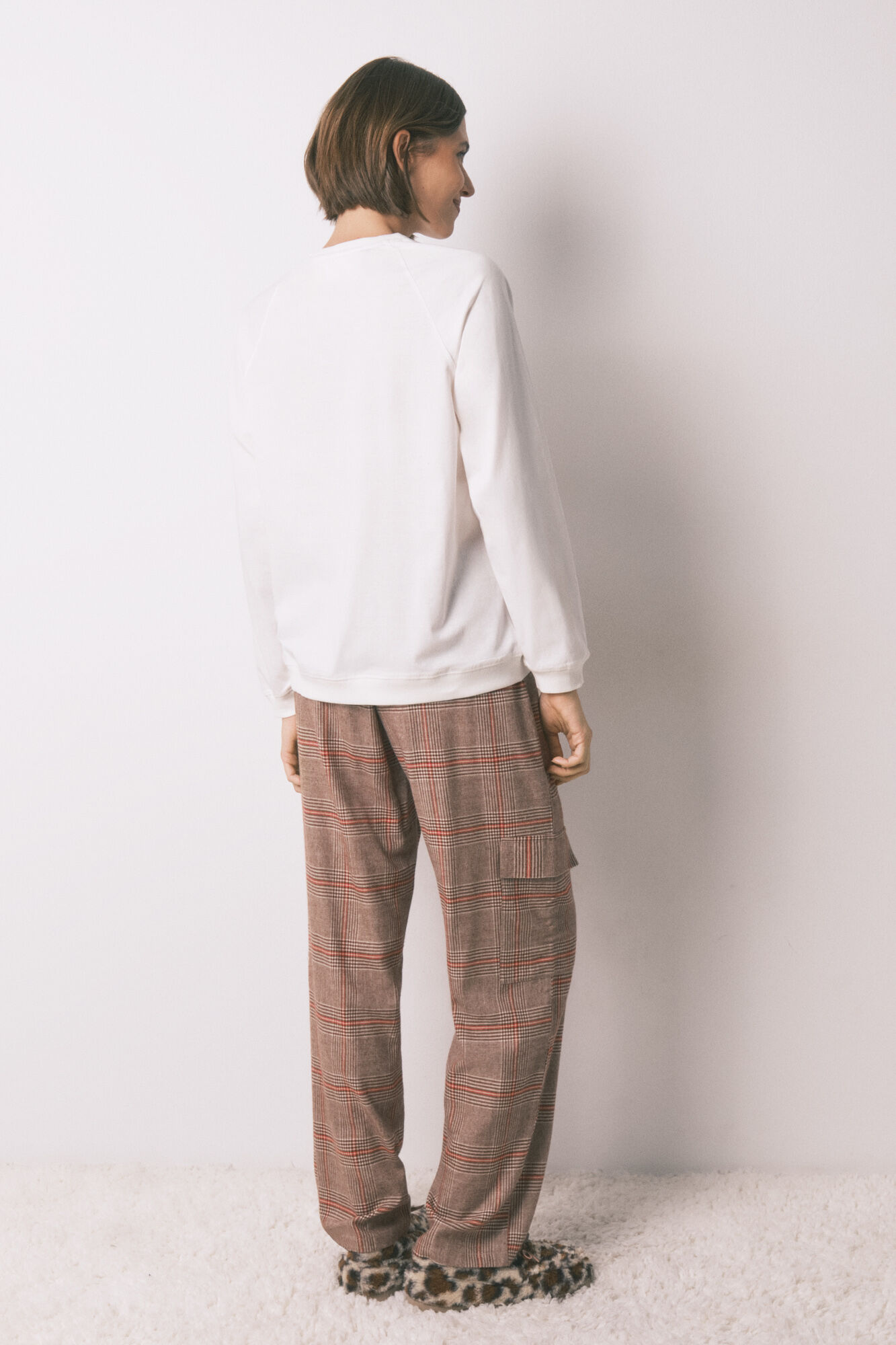 Women'secret Pijama larga 100% algod&oacute;n con estampado de cuadros de Snoopy marfil